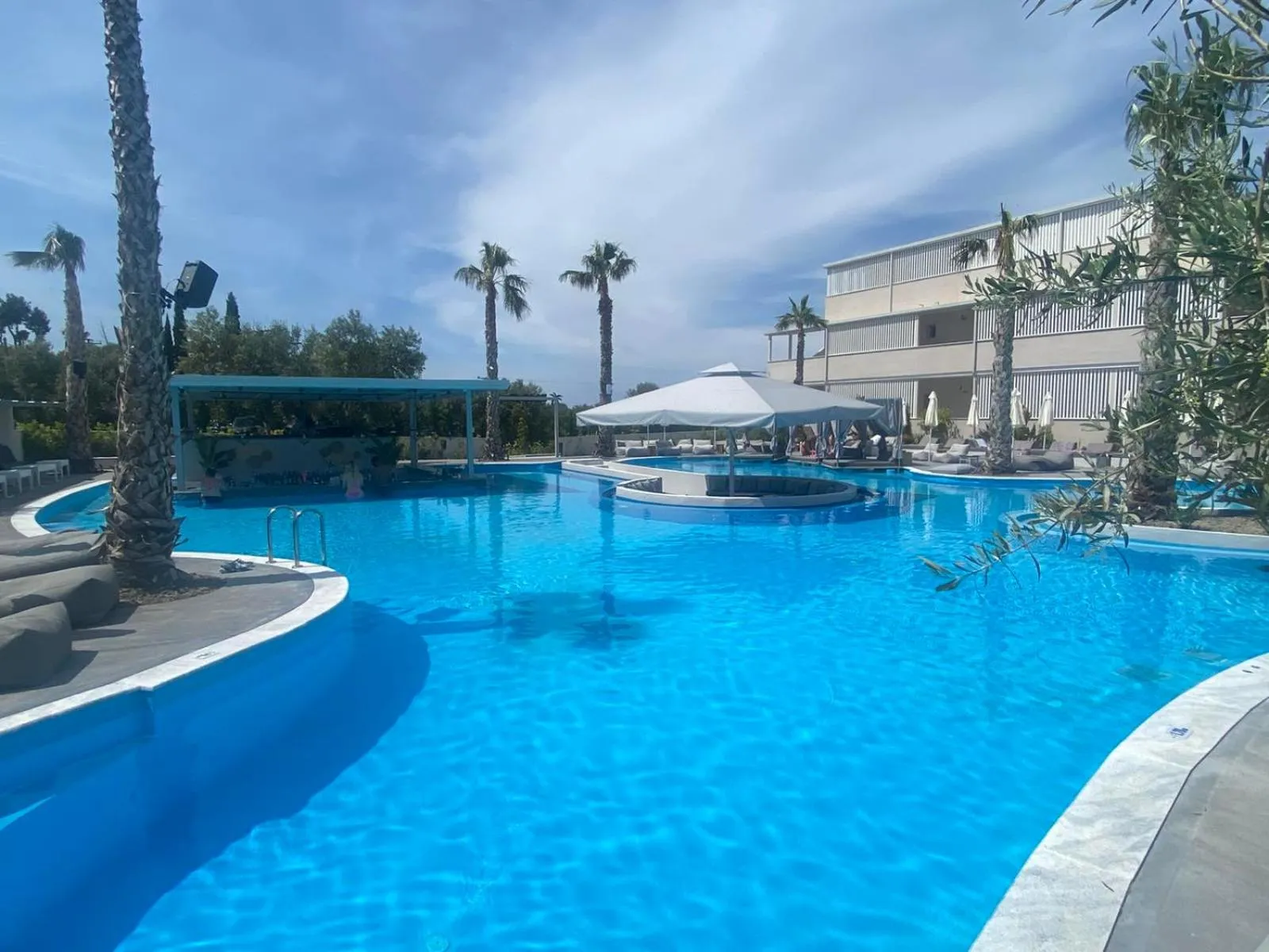 Swimming pool in Anna Hotel