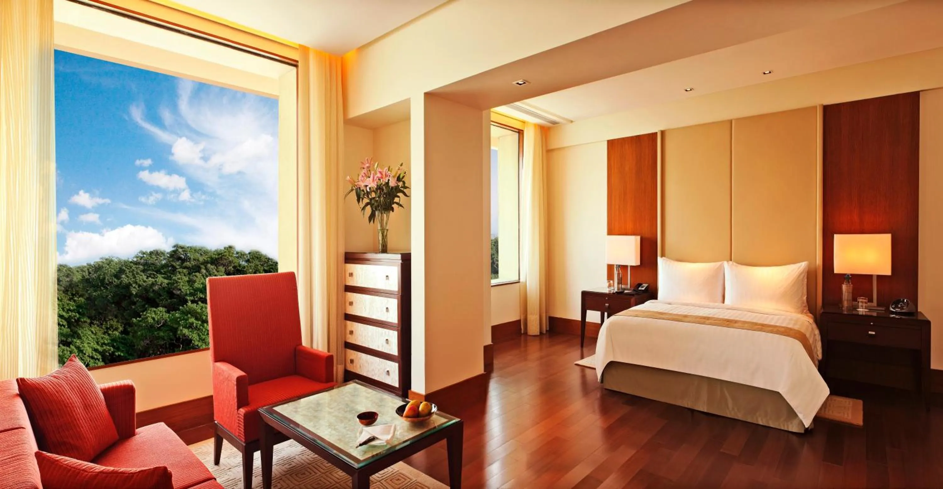 Photo of the whole room, Bed in The Oberoi Gurgaon