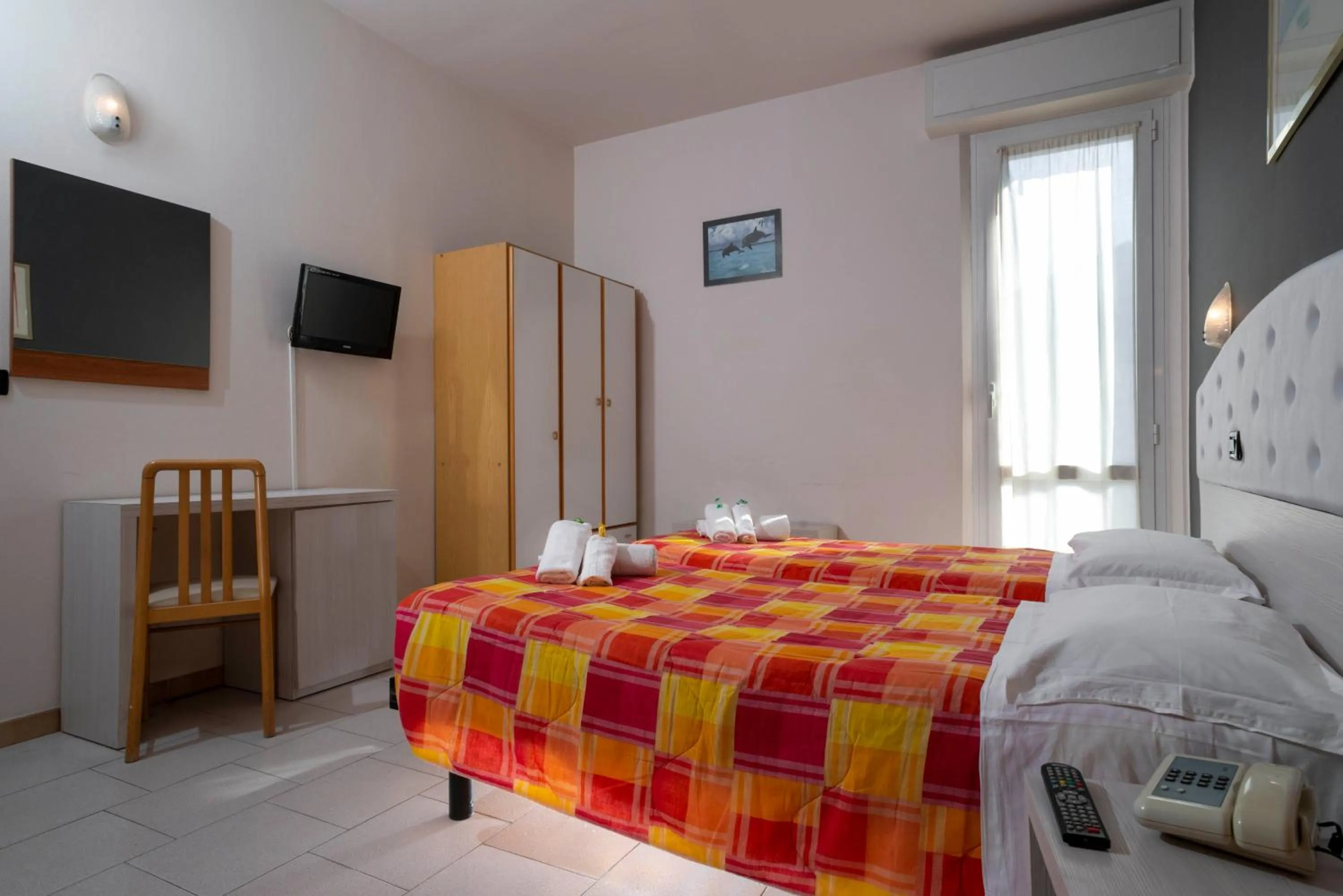 Communal lounge/ TV room, Bed in Hotel Petrarca