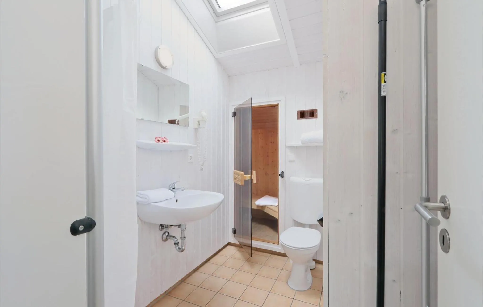 Bathroom in Freibeuterweg 4 - Dorf 6