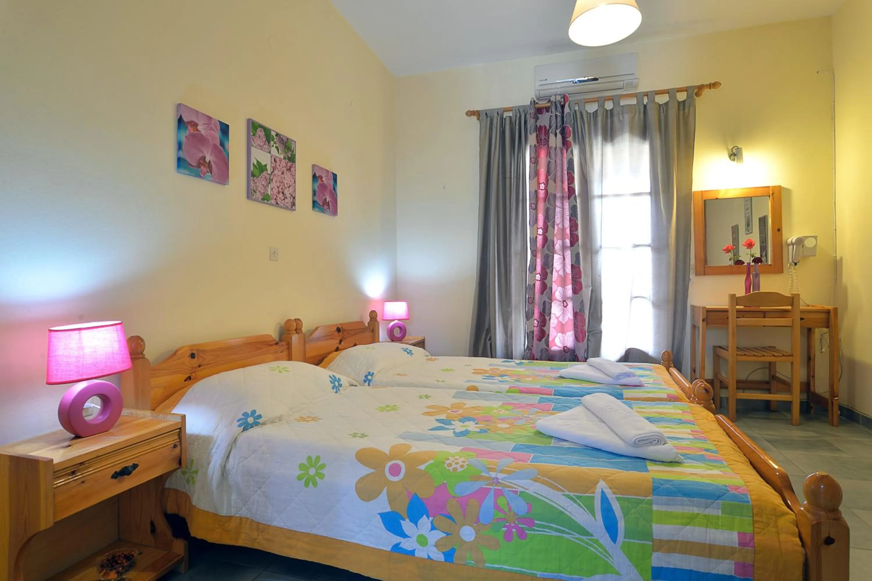 Photo of the whole room, Bed in Feeloxenia Corfu Apartments