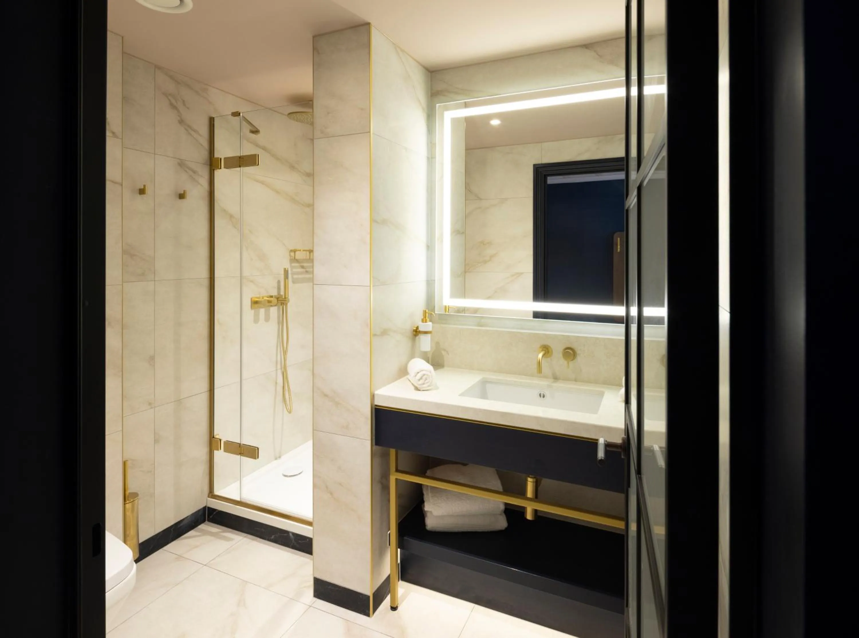 Shower in The Mercantile Hotel