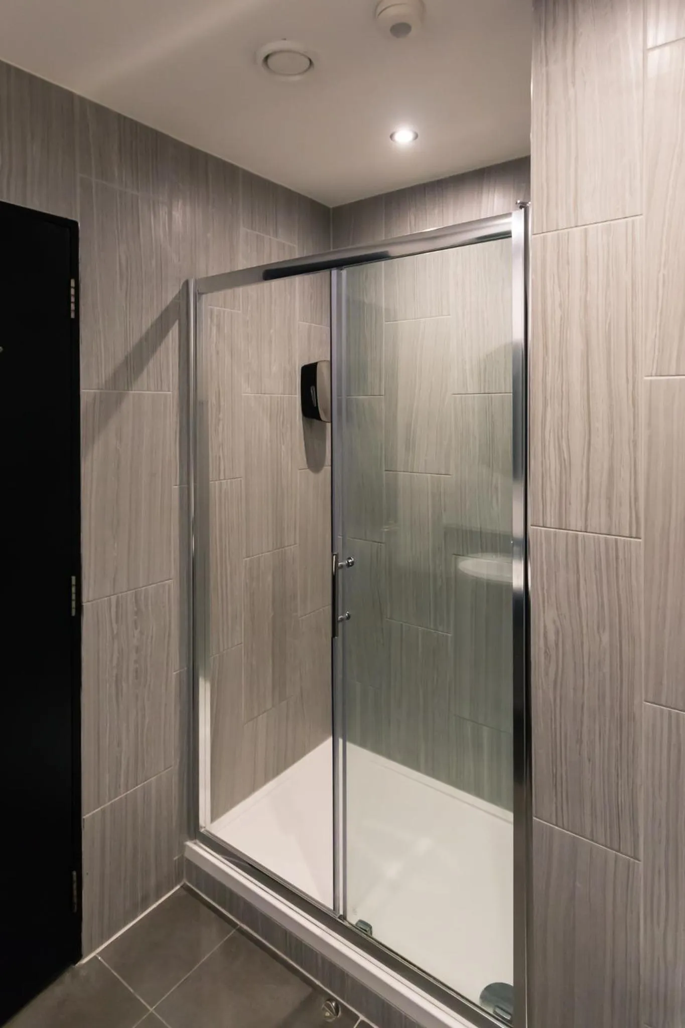 Shower in Latroupe Jacobs Inn