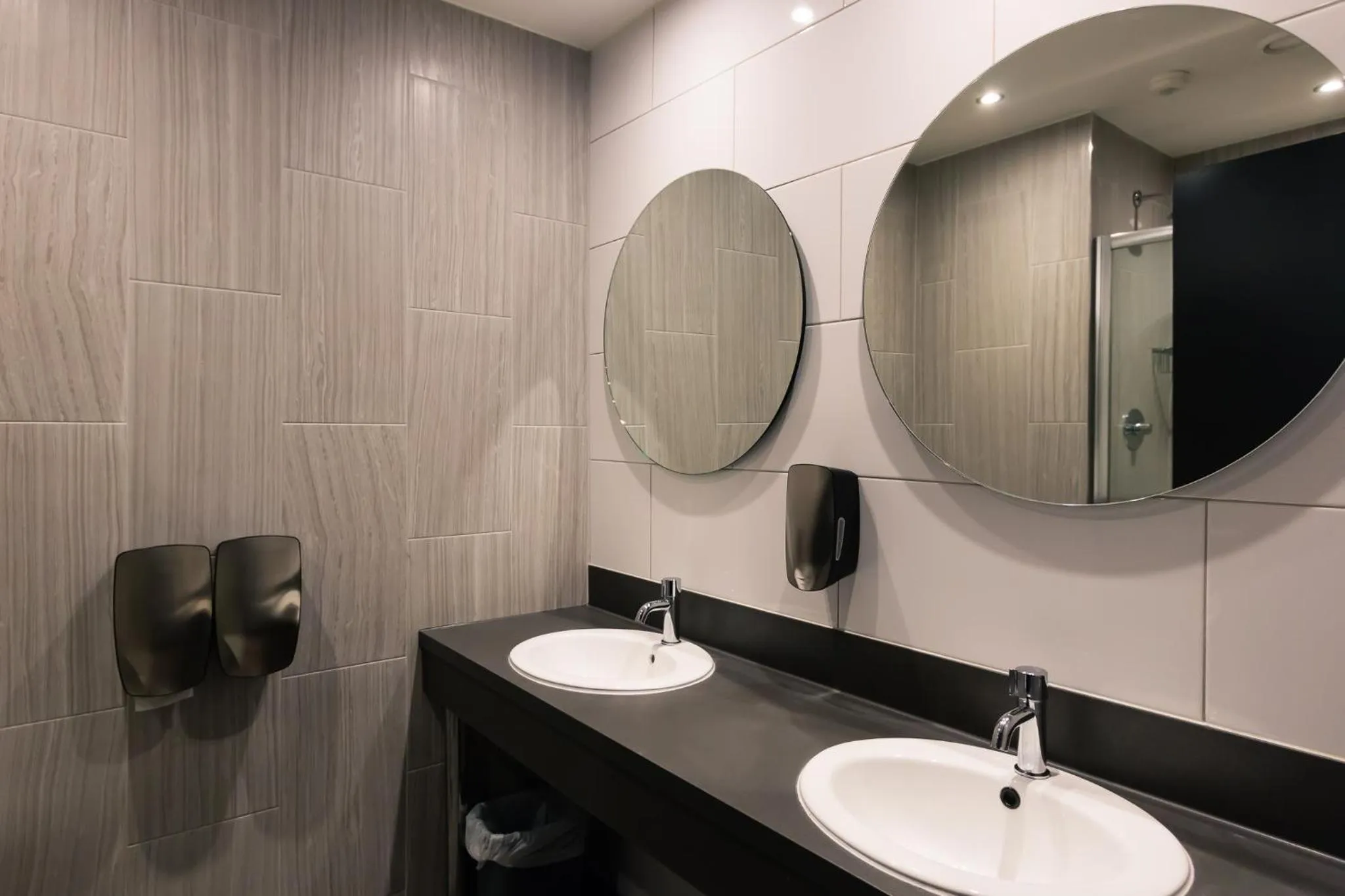 Toilet in Latroupe Jacobs Inn