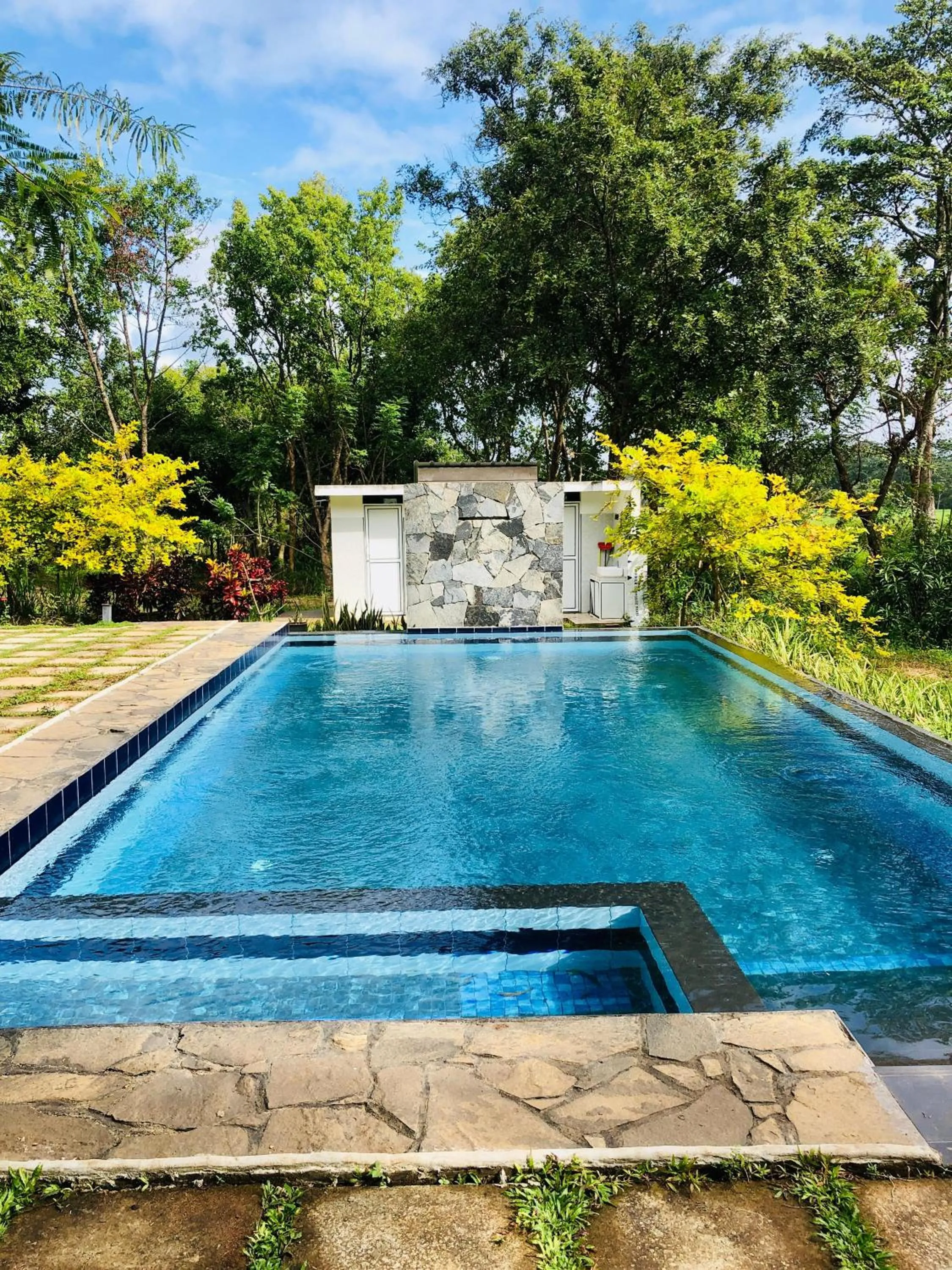 Swimming pool in Kadulla Resort