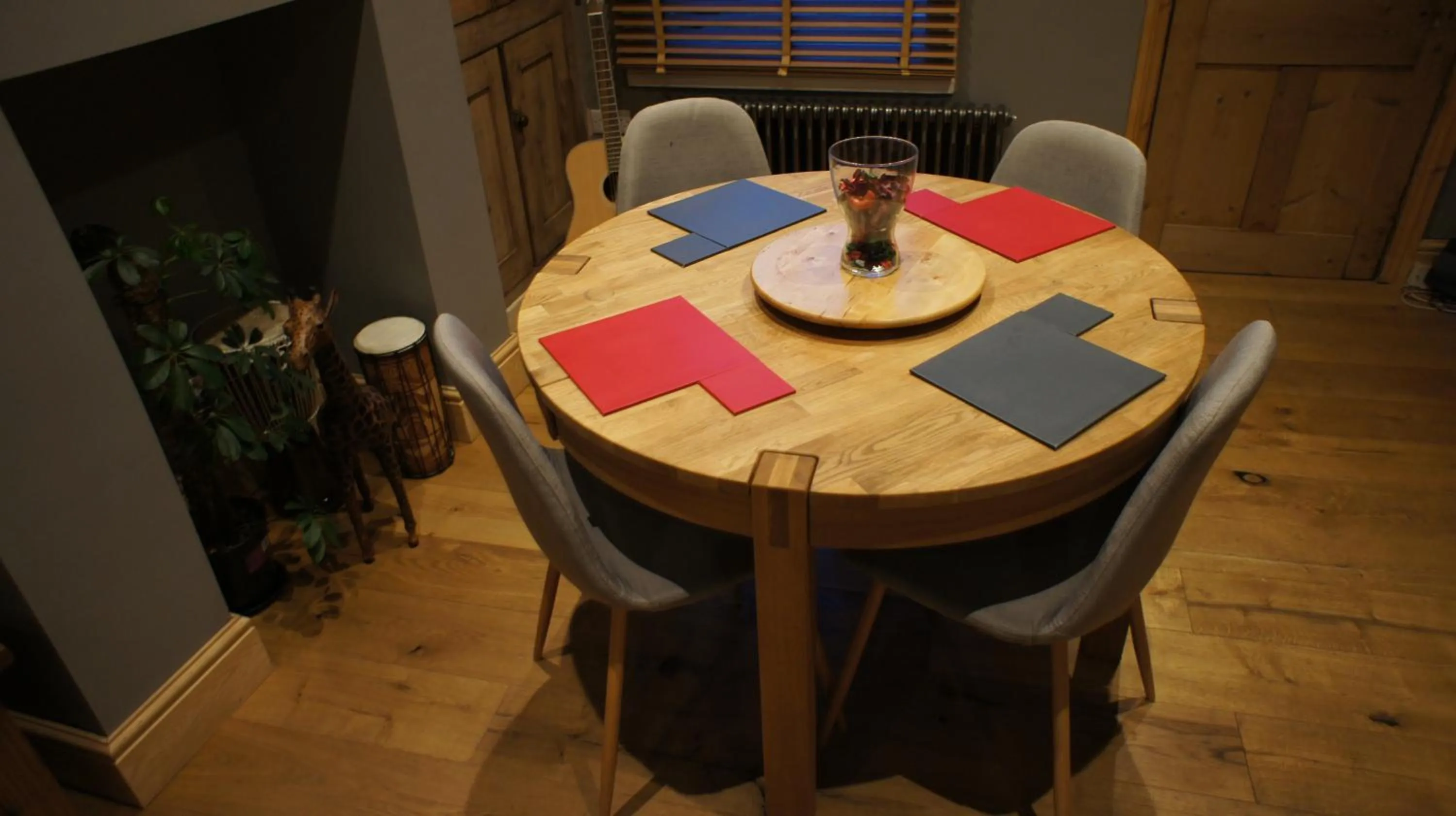 Dining area in Simpsons Cottage - Grove Road Cottages