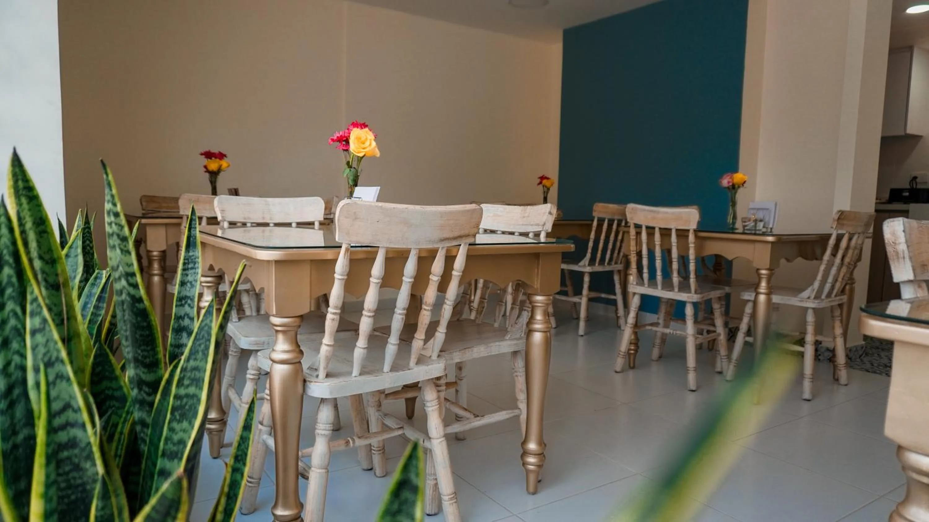 Restaurant/places to eat in Malik Hotel Boutique