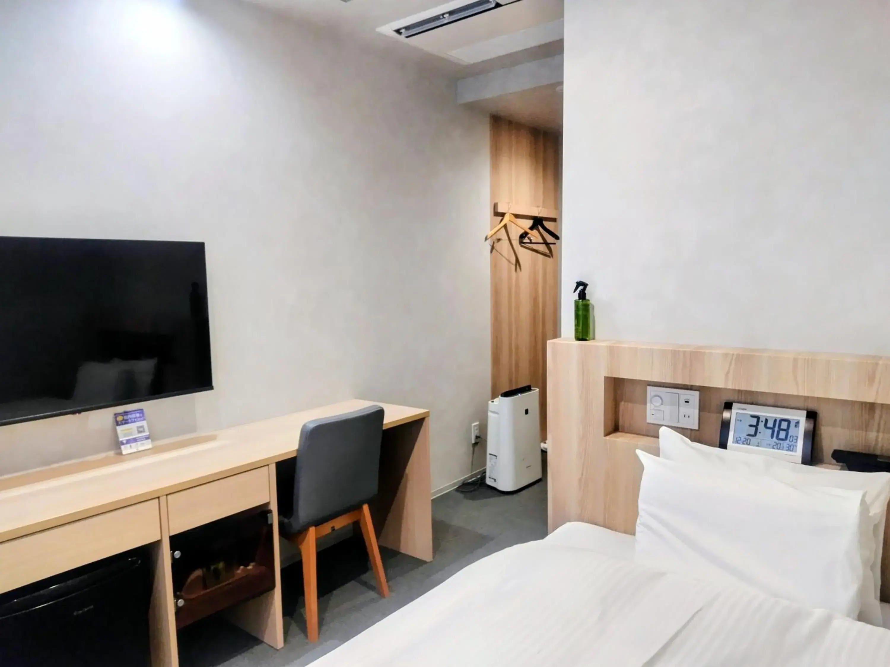 Photo of the whole room, Bed in New Grand Hotel Photo of the whole room, Bed in New Grand Hotel