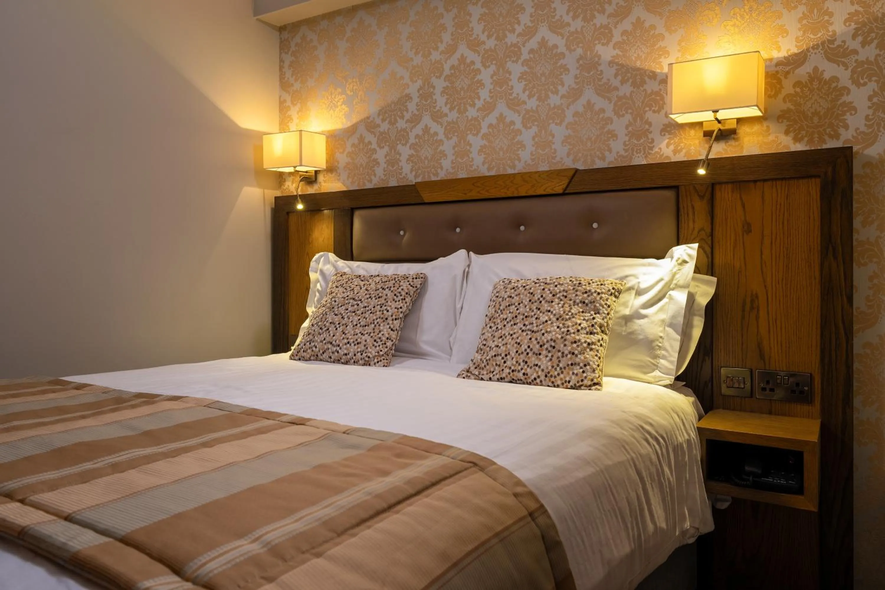 Bedroom, Bed in Limerick City Hotel