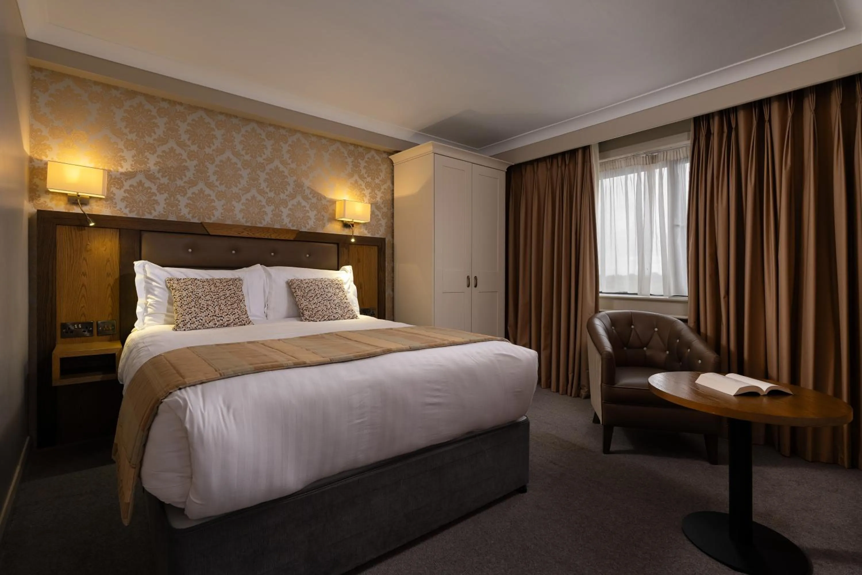 Bedroom, Bed in Limerick City Hotel