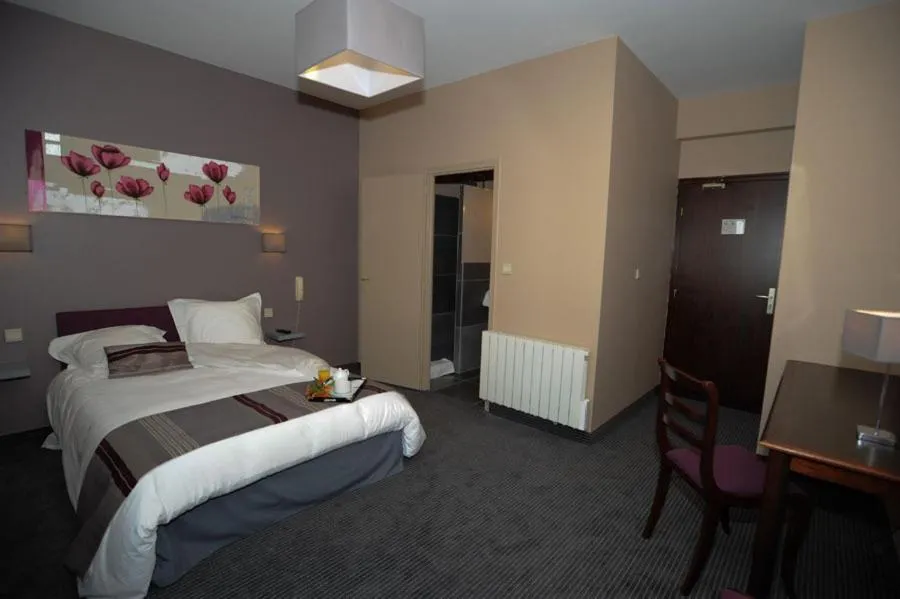 Photo of the whole room, Bed in Domaine du Griffier