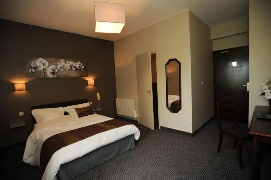 Photo of the whole room, Bed in Domaine du Griffier