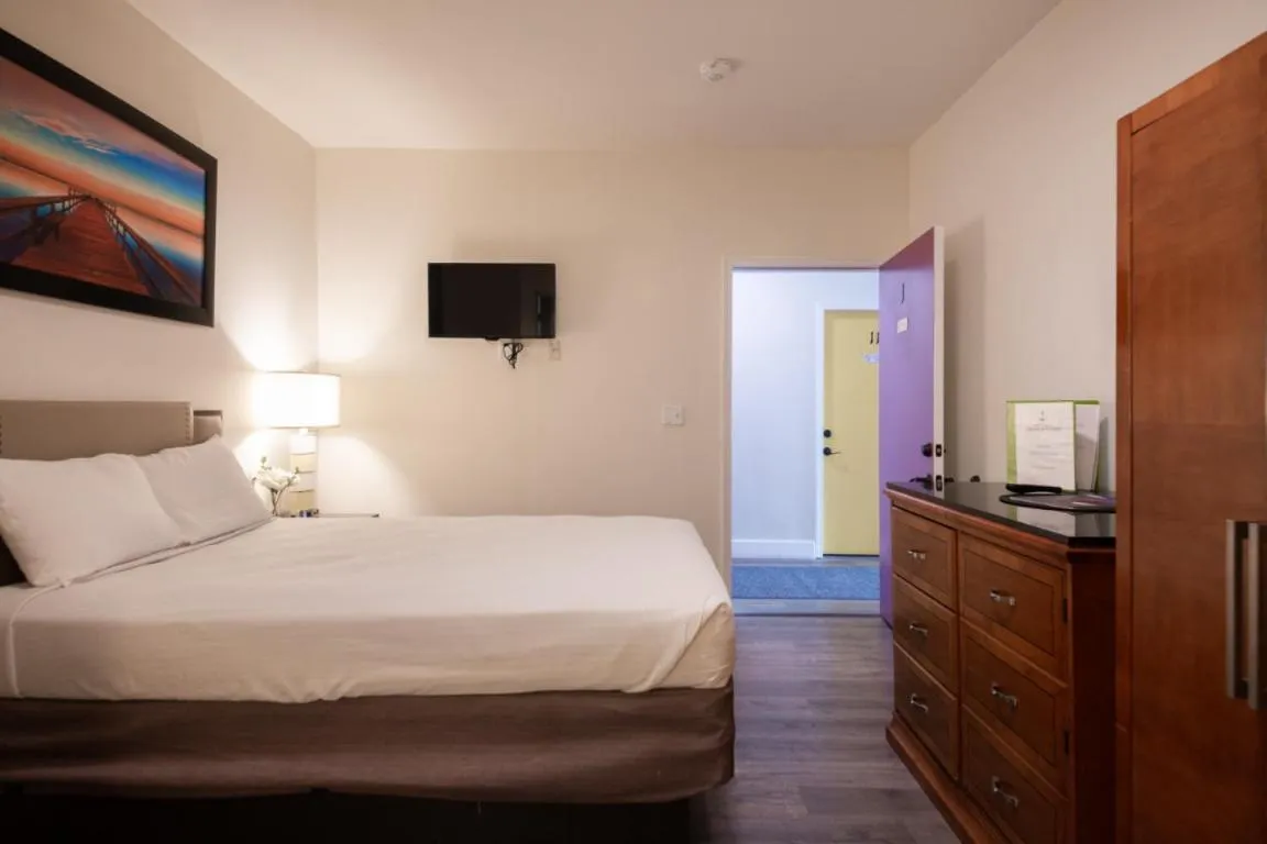 Bed in Anchor Pointe Inn