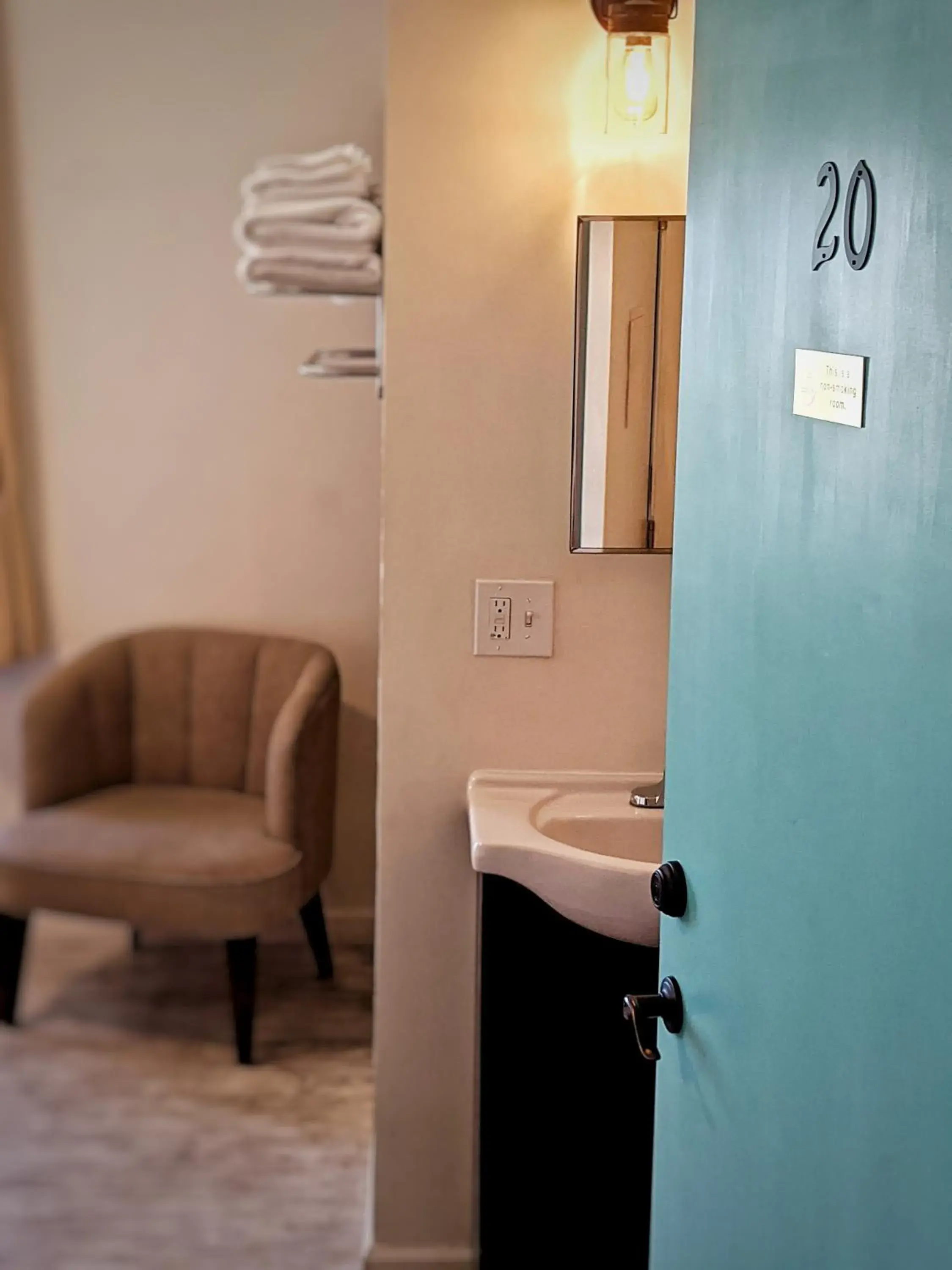 Budget Double Room in Anchor Pointe Inn Budget Double Room in Anchor Pointe Inn