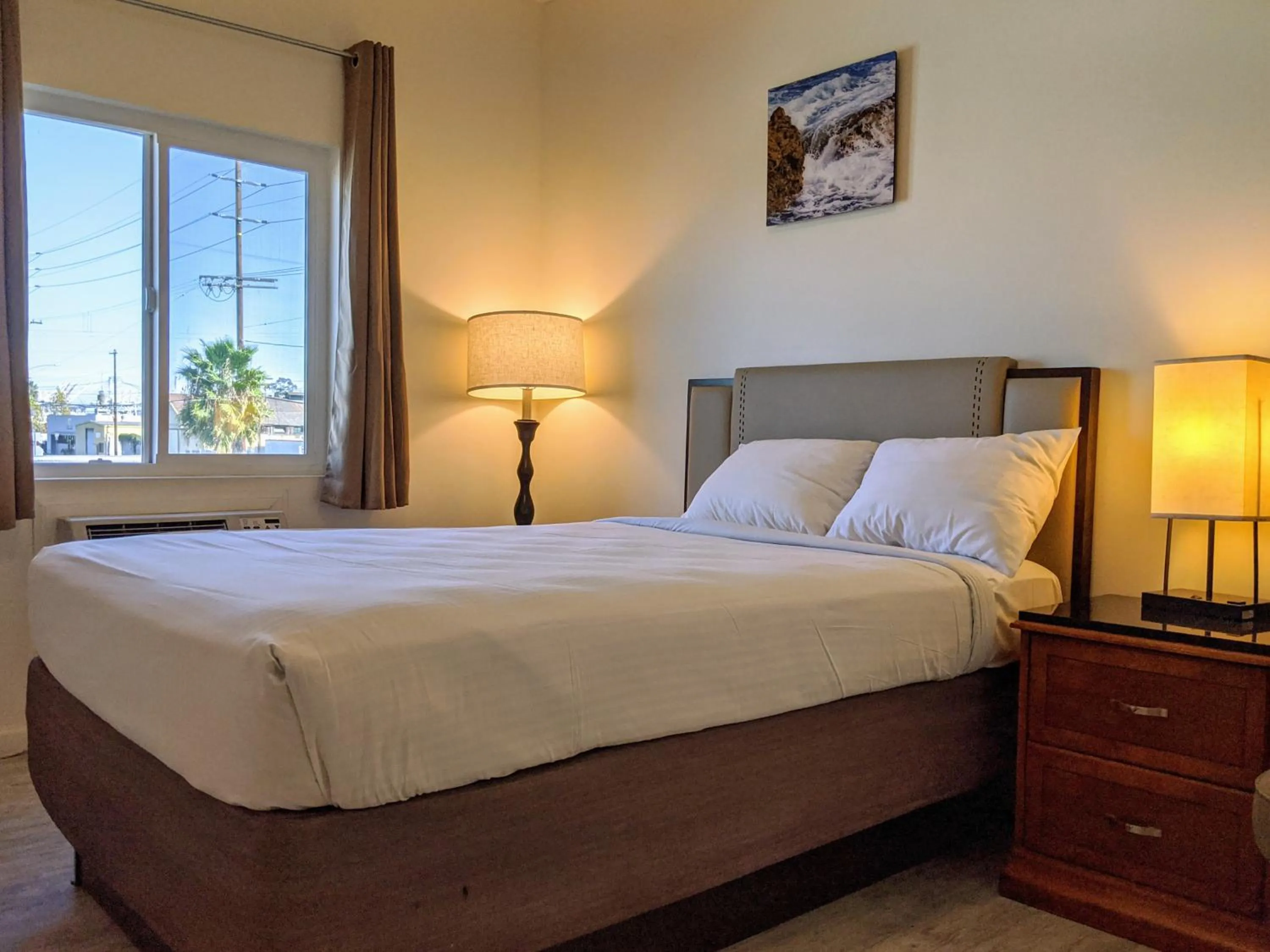 Bed in Anchor Pointe Inn