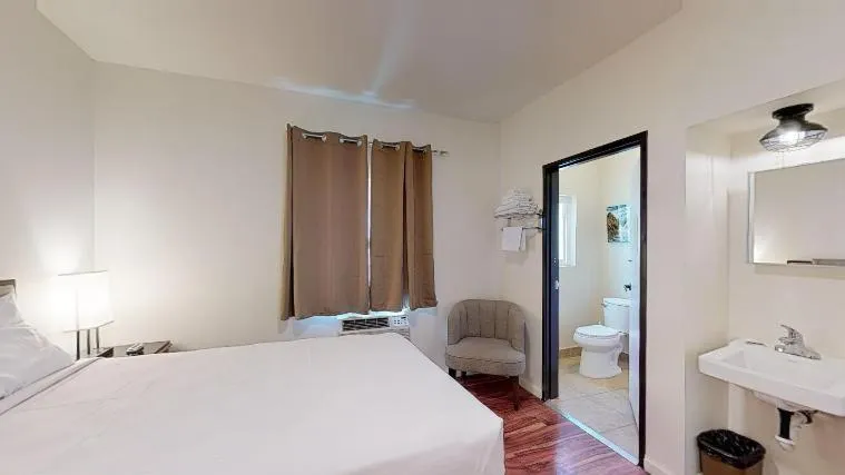 Bed in Anchor Pointe Inn