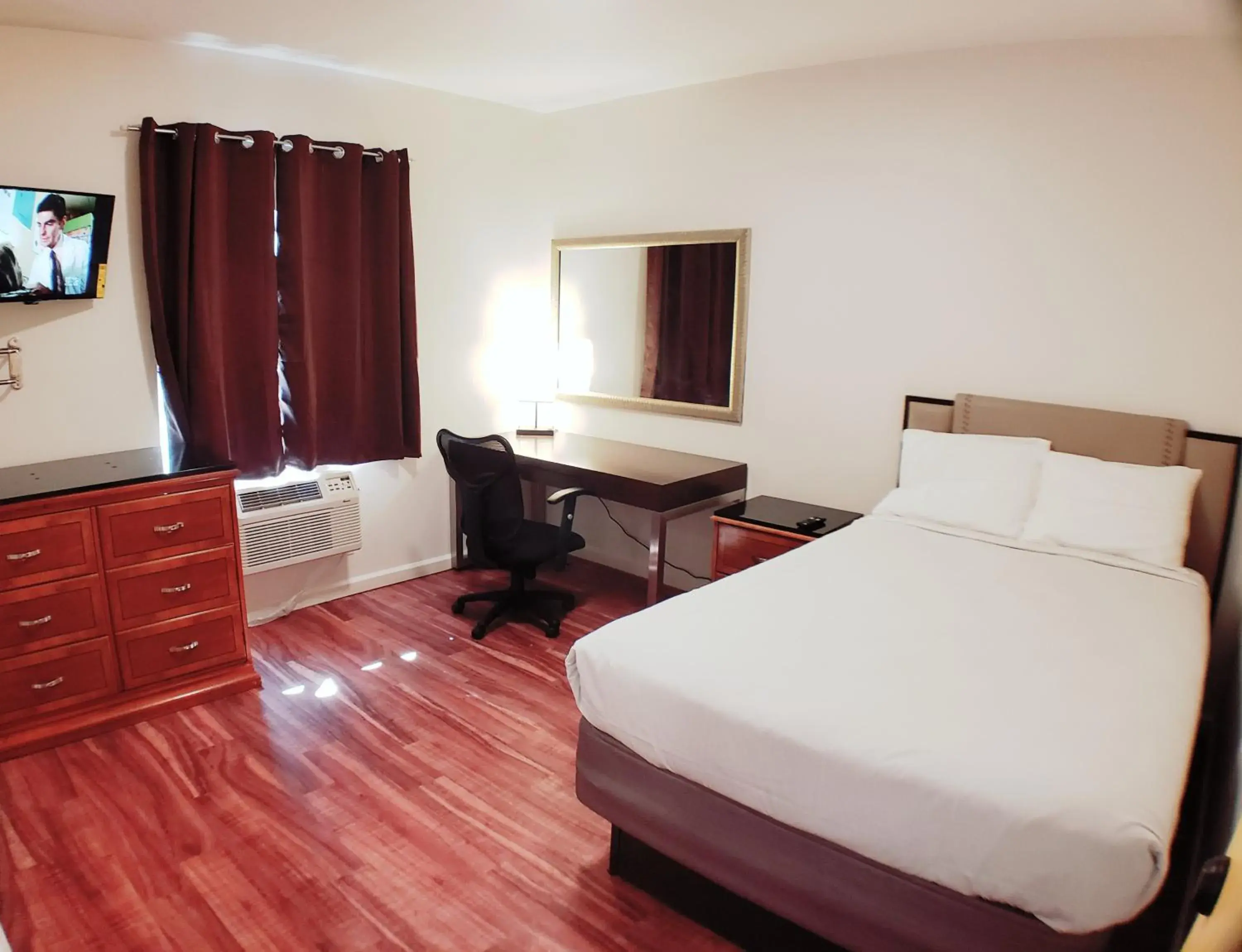 Photo of the whole room, Bed in Anchor Pointe Inn Photo of the whole room, Bed in Anchor Pointe Inn