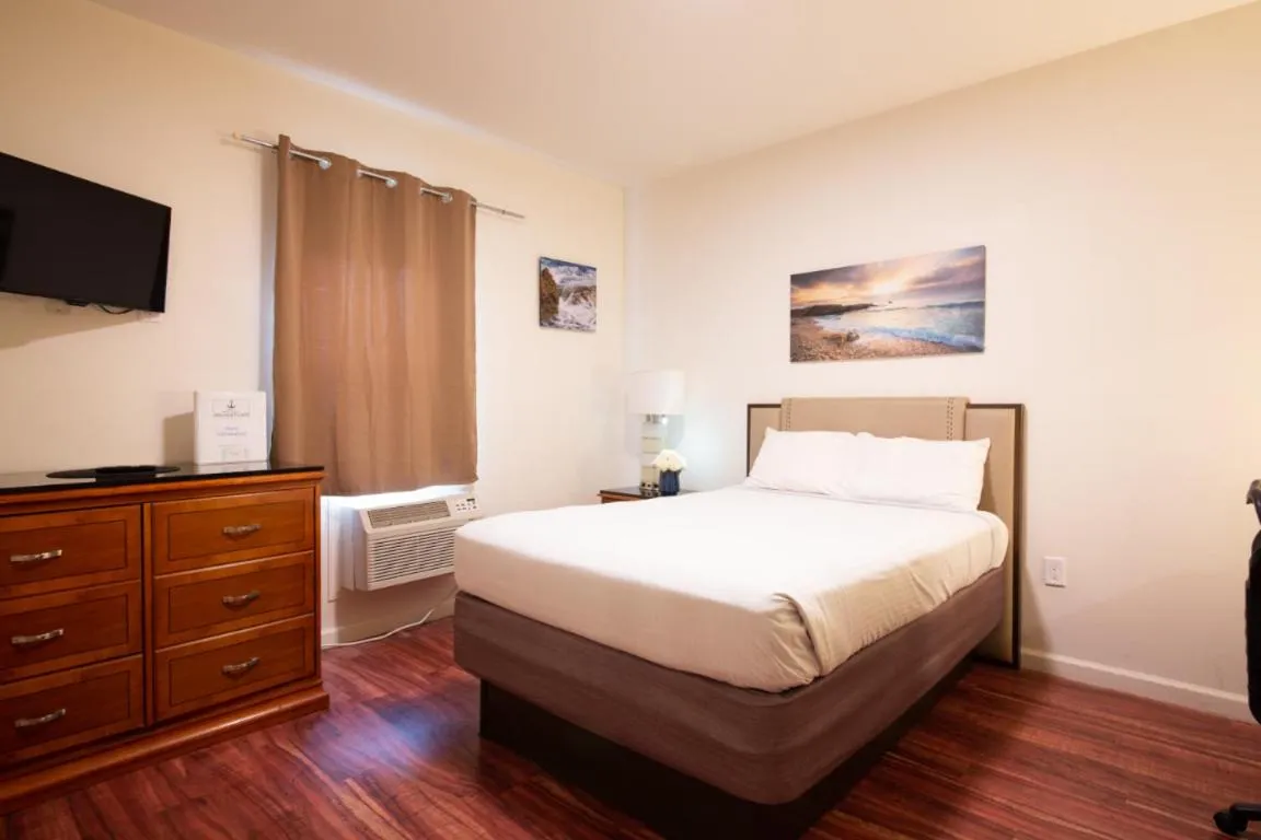 Bed in Anchor Pointe Inn