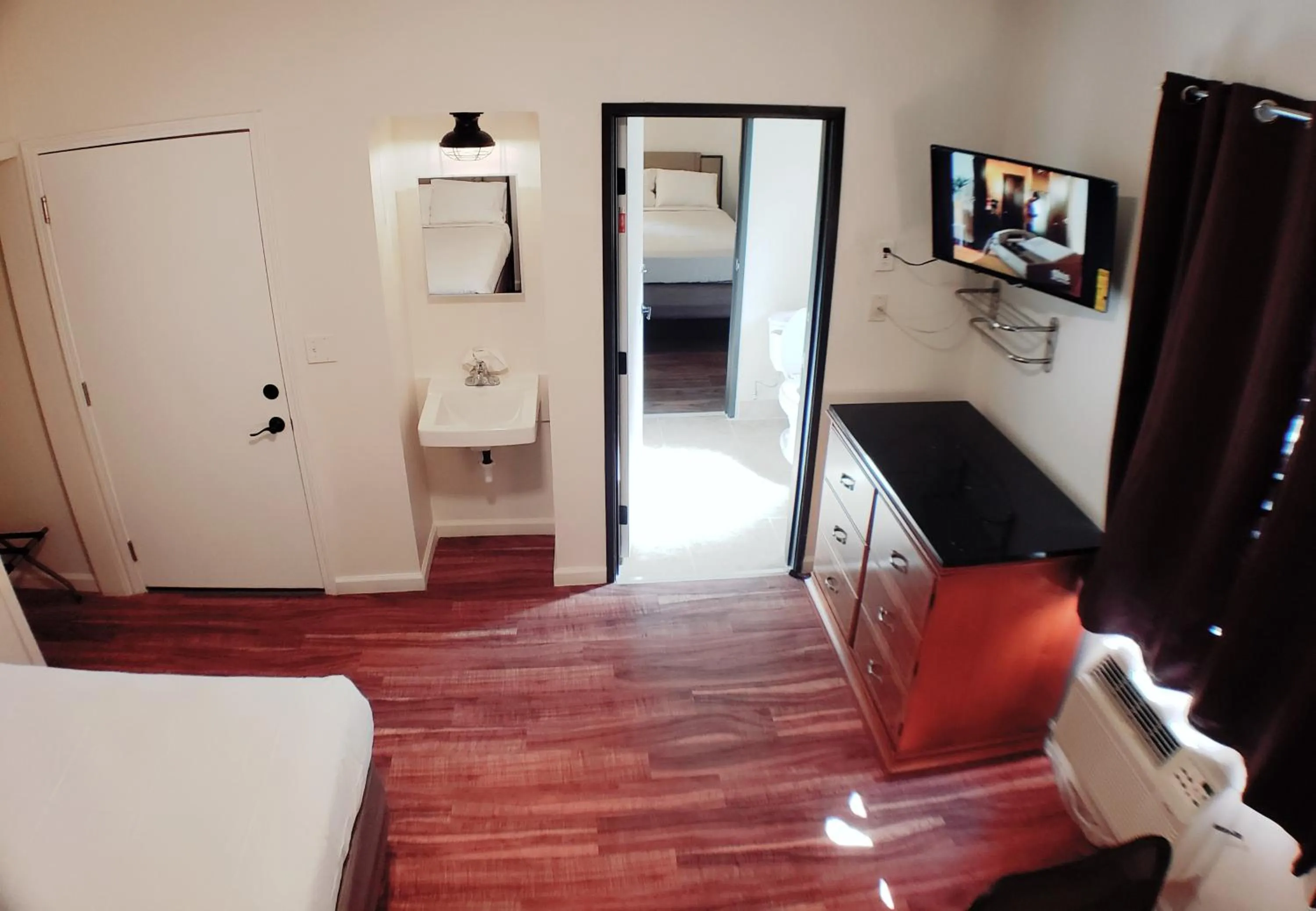 Shower, Bed in Anchor Pointe Inn