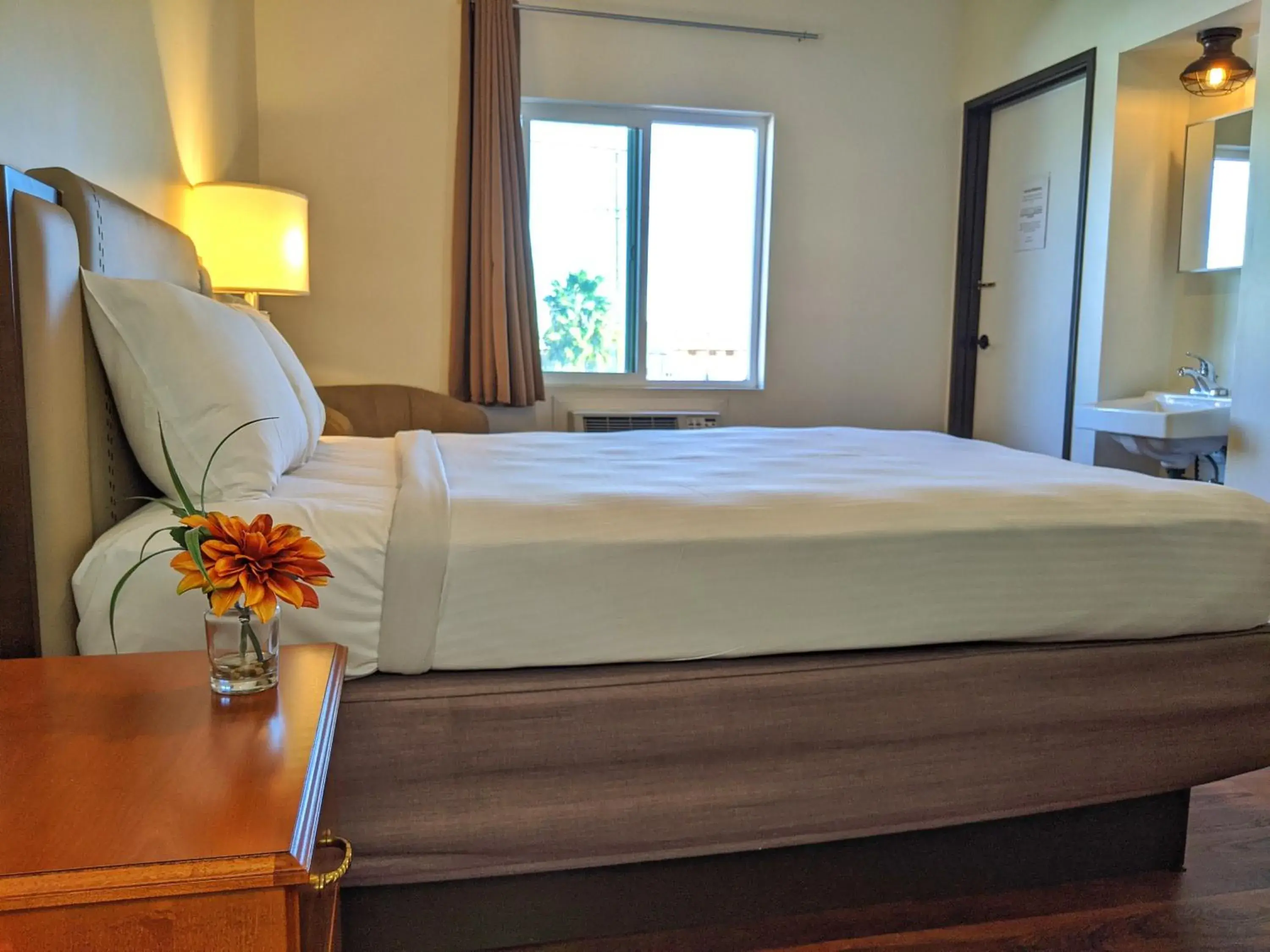 Bed in Anchor Pointe Inn Bed in Anchor Pointe Inn
