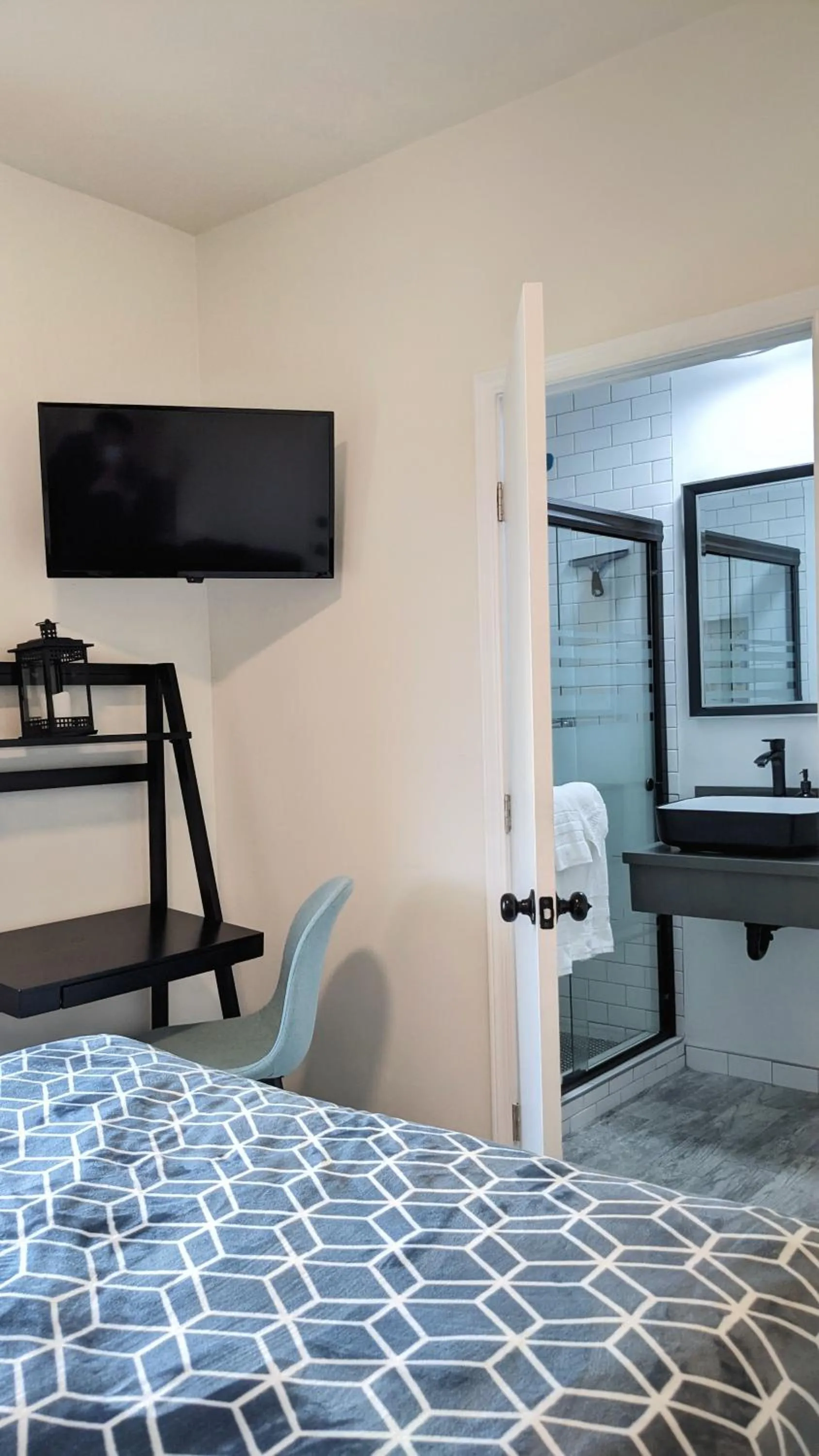 Bed in Anchor Pointe Inn