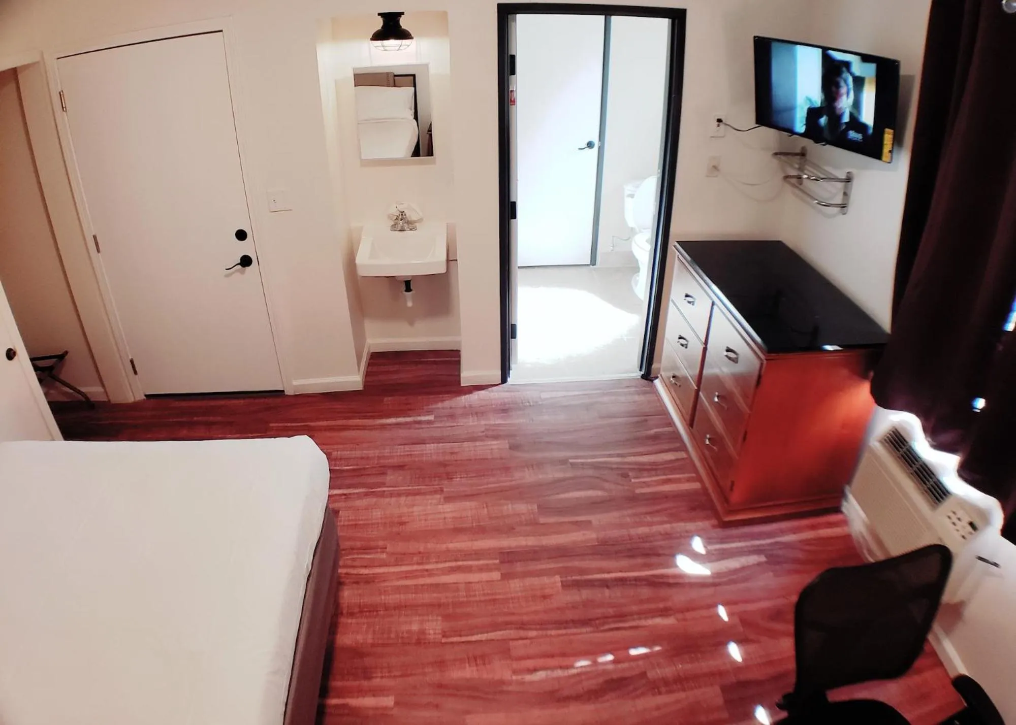 Bed in Anchor Pointe Inn