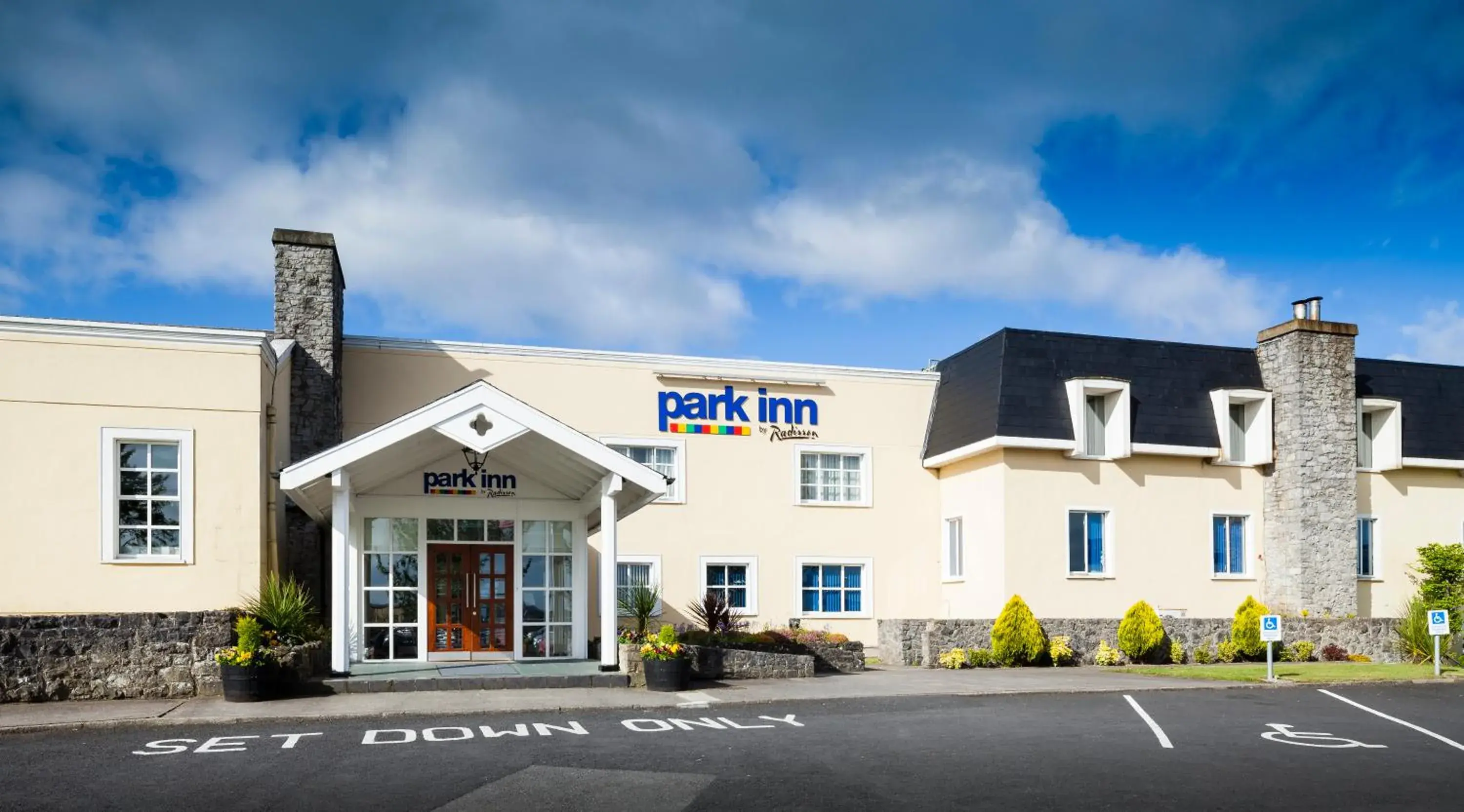 Facade/entrance in Park Inn by Radisson Shannon Airport Facade/entrance in Park Inn by Radisson Shannon Airport