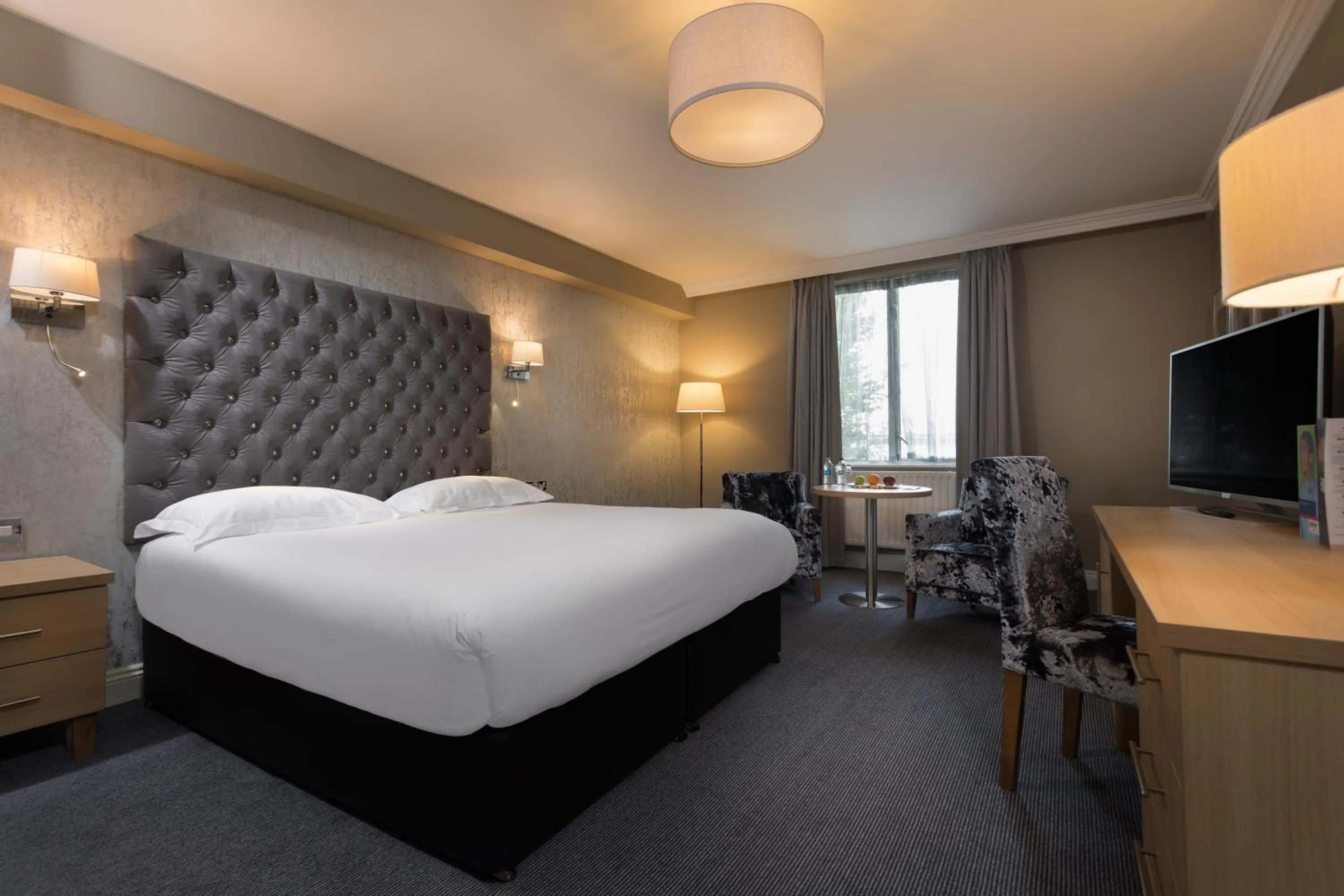 Shower, Bed in Park Inn by Radisson Shannon Airport