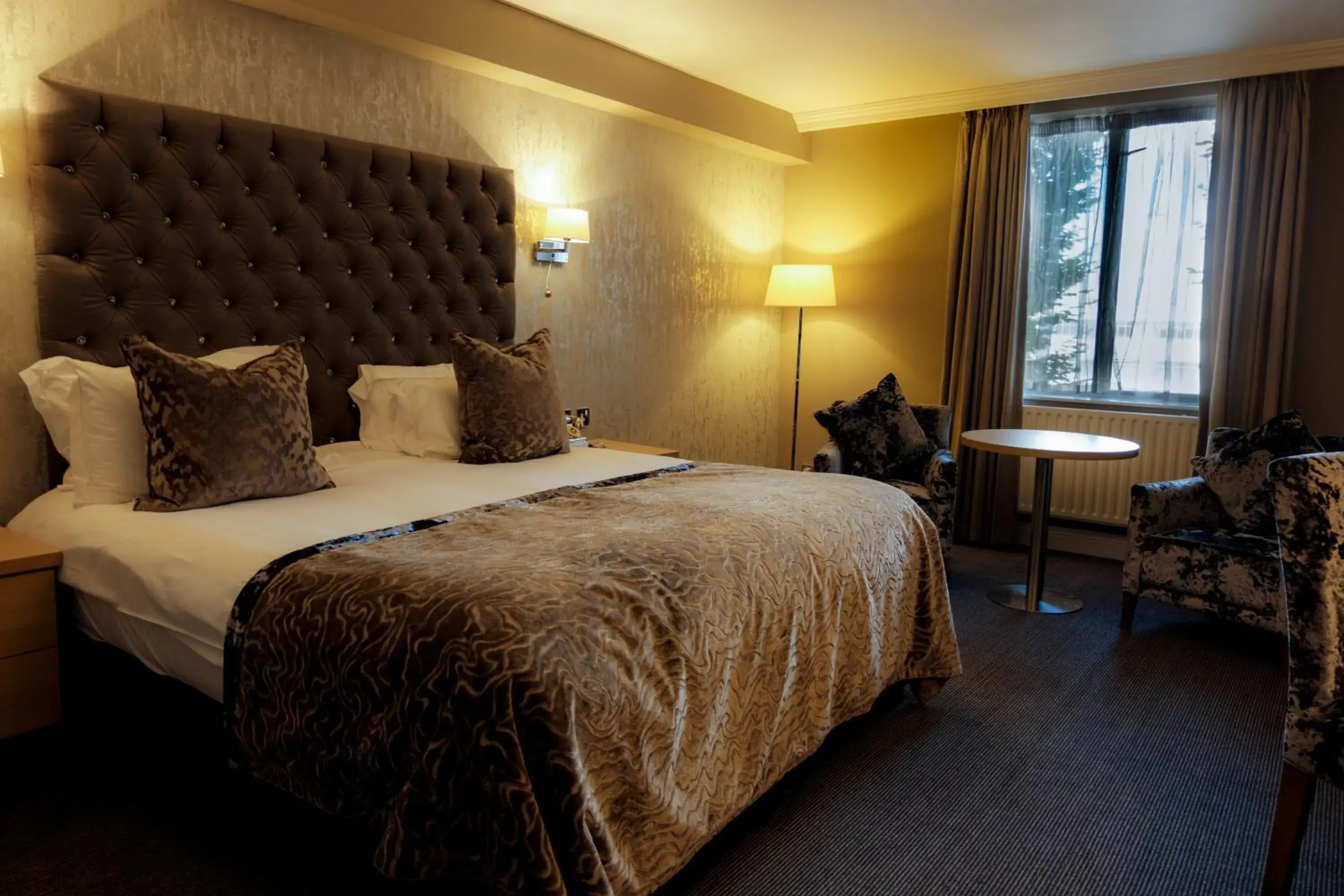 Shower, Bed in Park Inn by Radisson Shannon Airport Shower, Bed in Park Inn by Radisson Shannon Airport