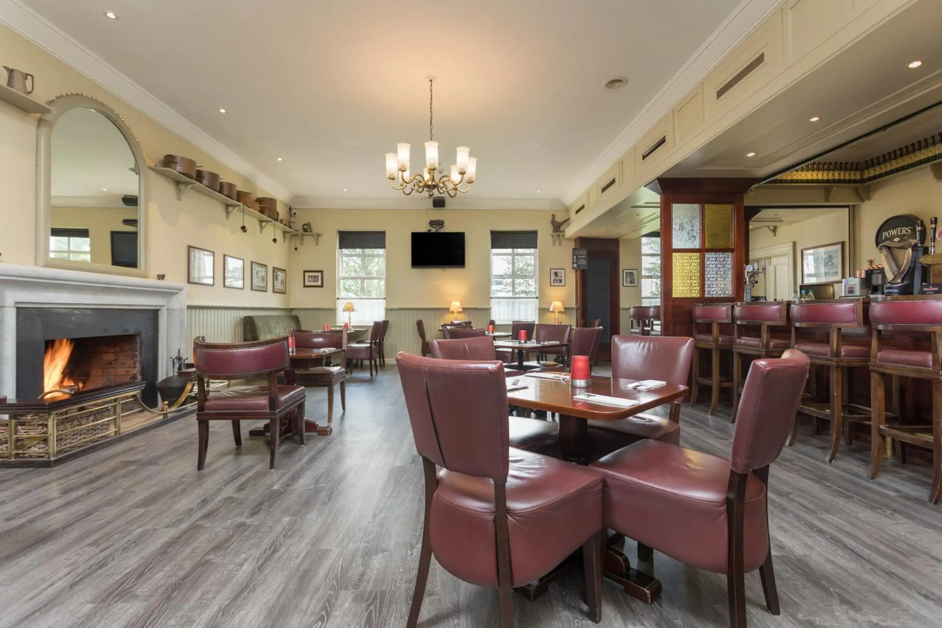 Lounge or bar in Park Inn by Radisson Shannon Airport Lounge or bar in Park Inn by Radisson Shannon Airport