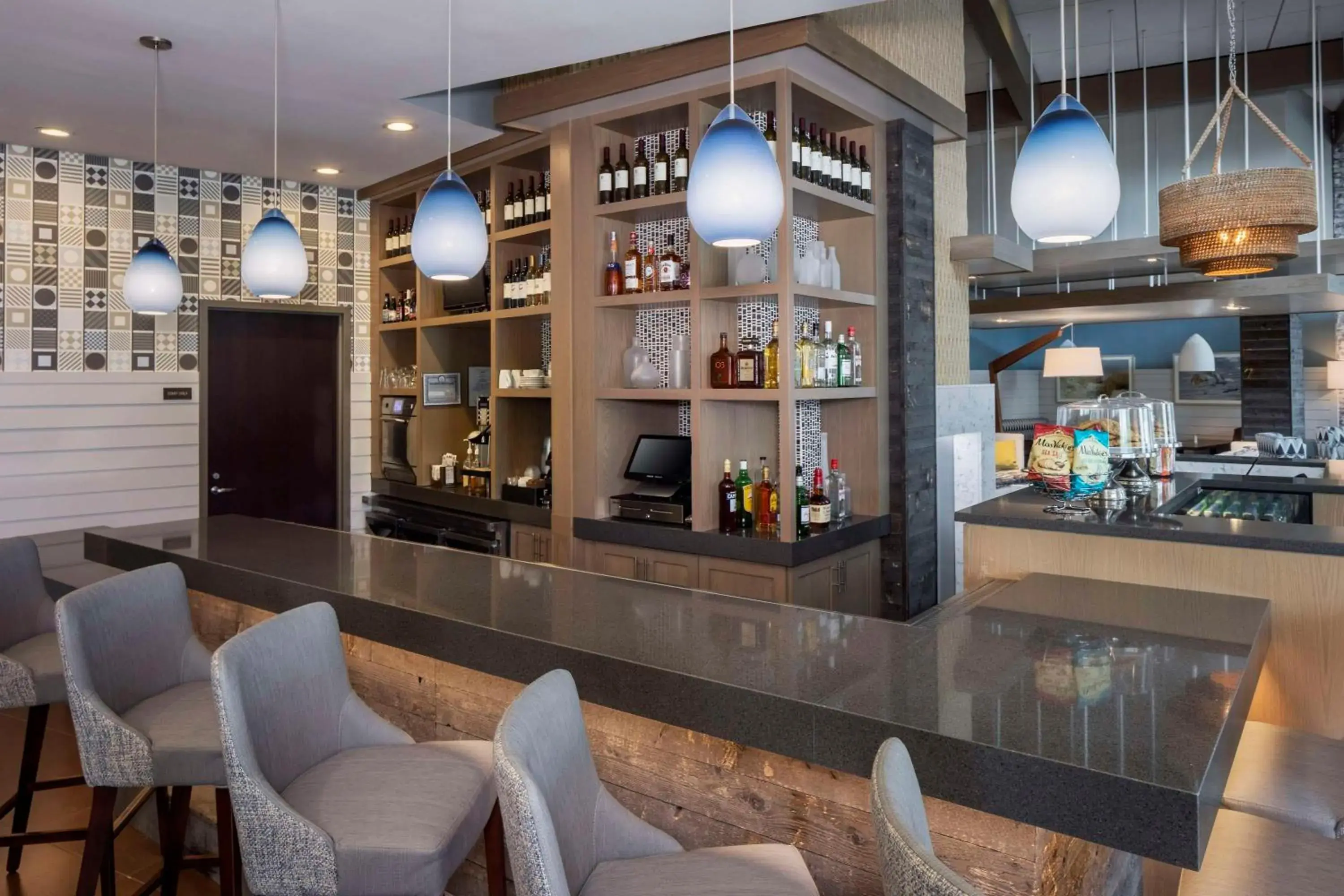 Lounge or bar in Hyatt Place Long Island East End Lounge or bar in Hyatt Place Long Island East End