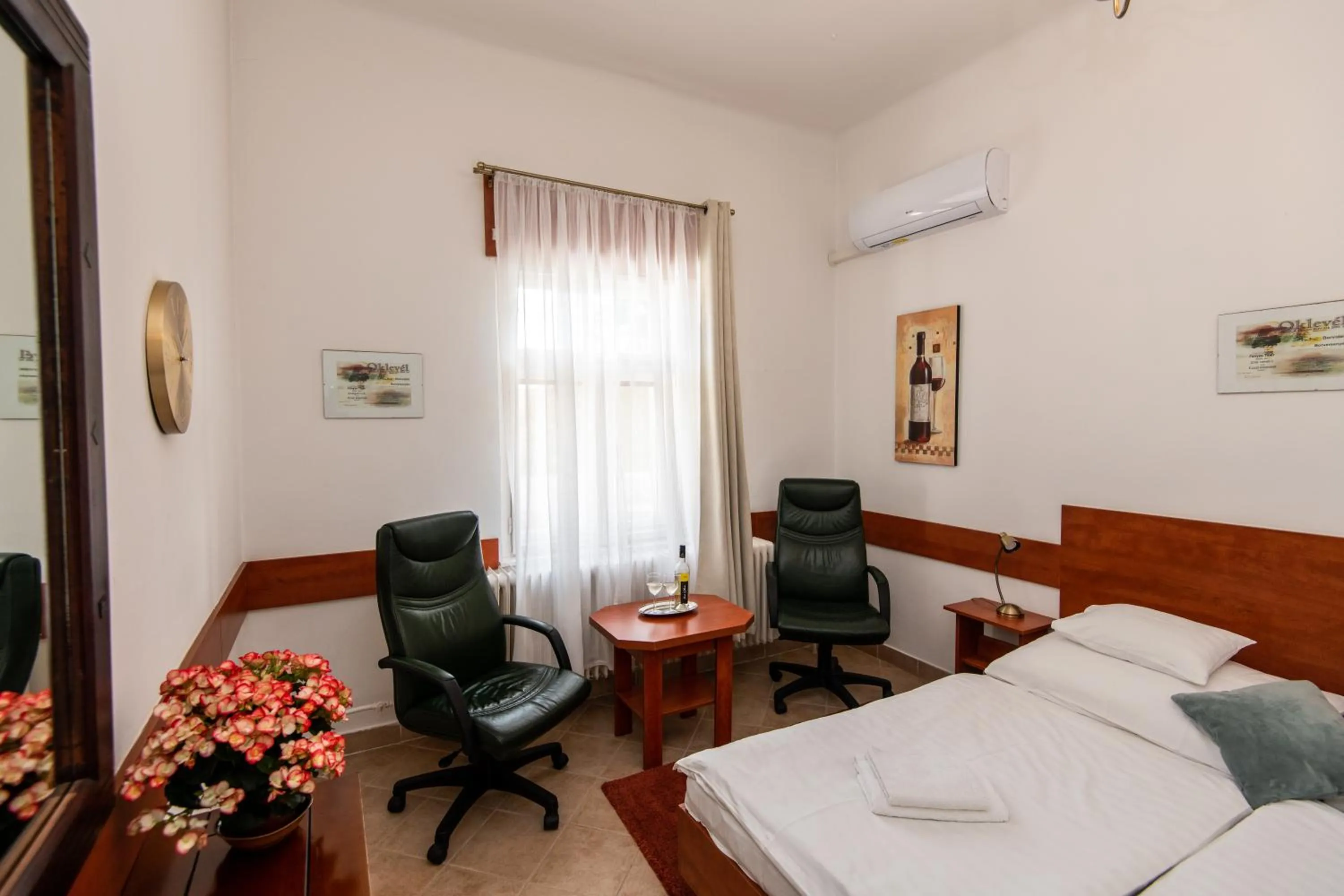 Property building, Bed in Fényes Vinorium