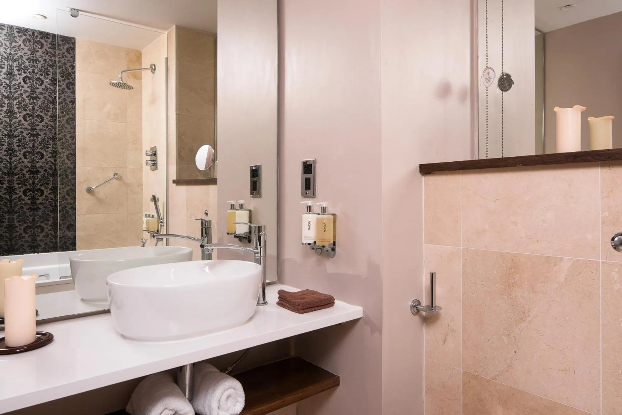 Shower in The Twelve Hotel