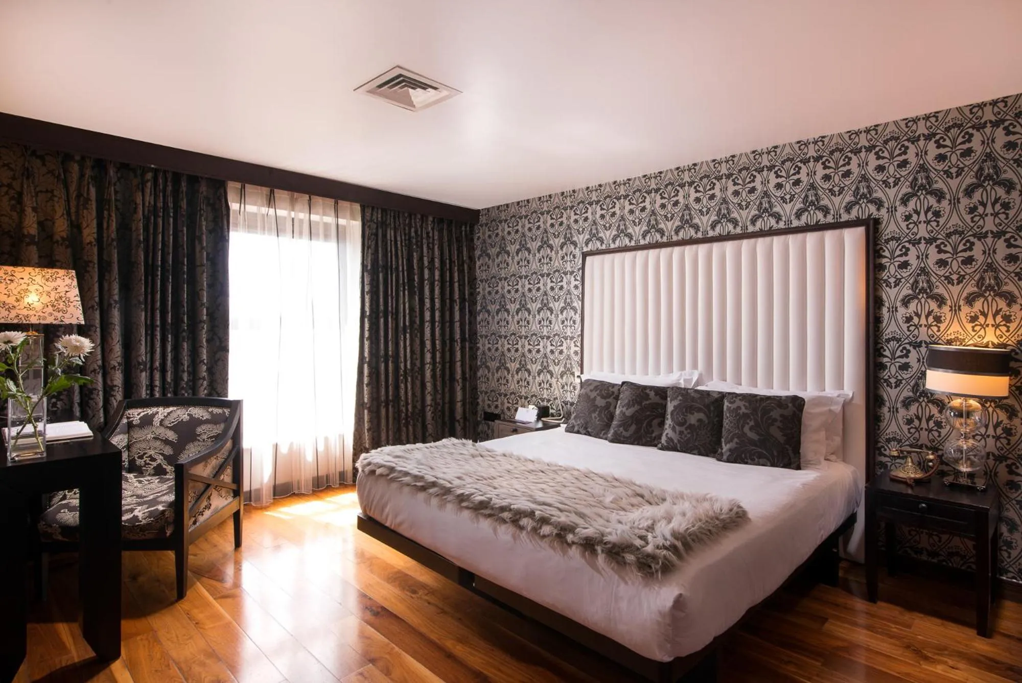 Bedroom, Bed in The Twelve Hotel