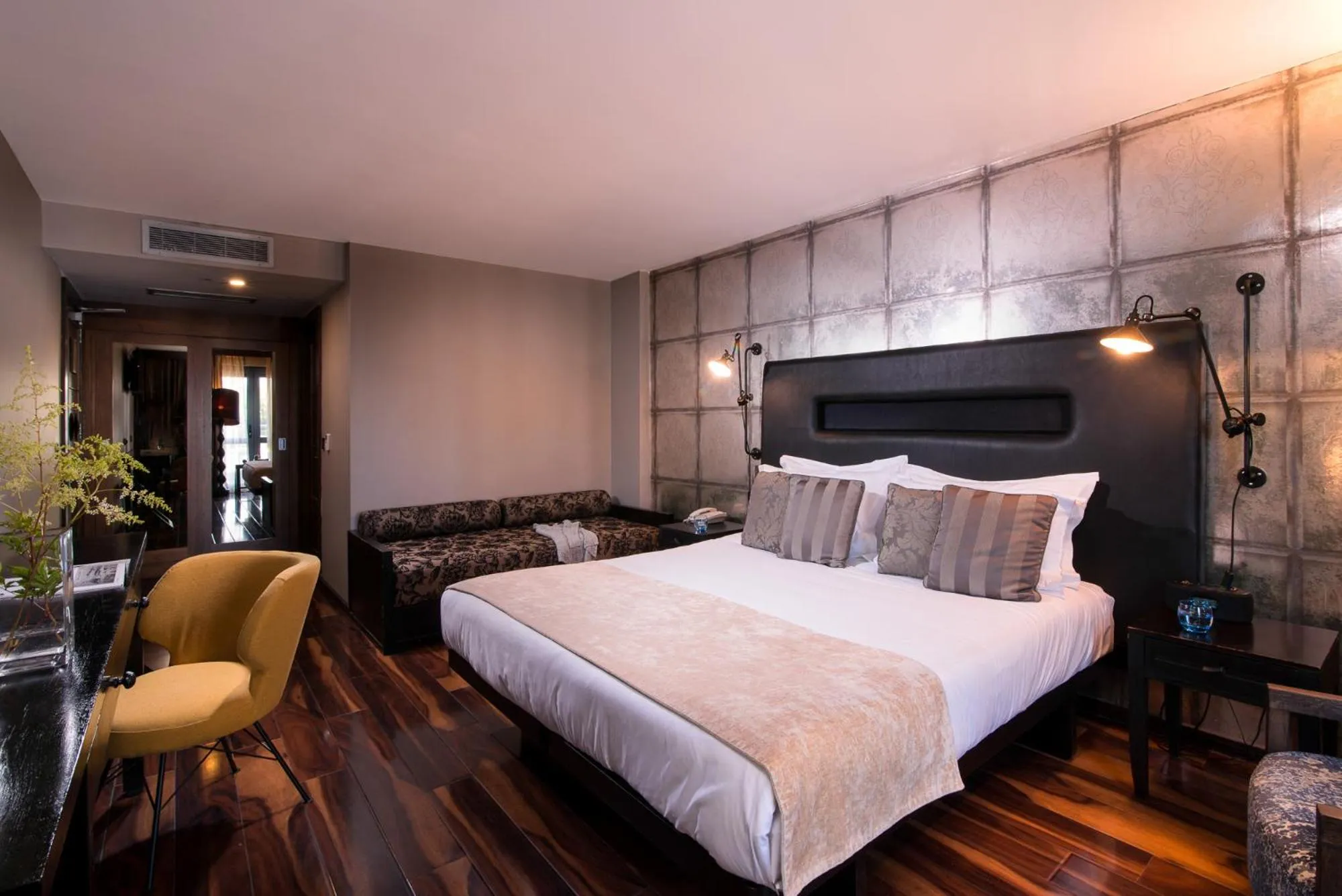 Photo of the whole room, Bed in The Twelve Hotel