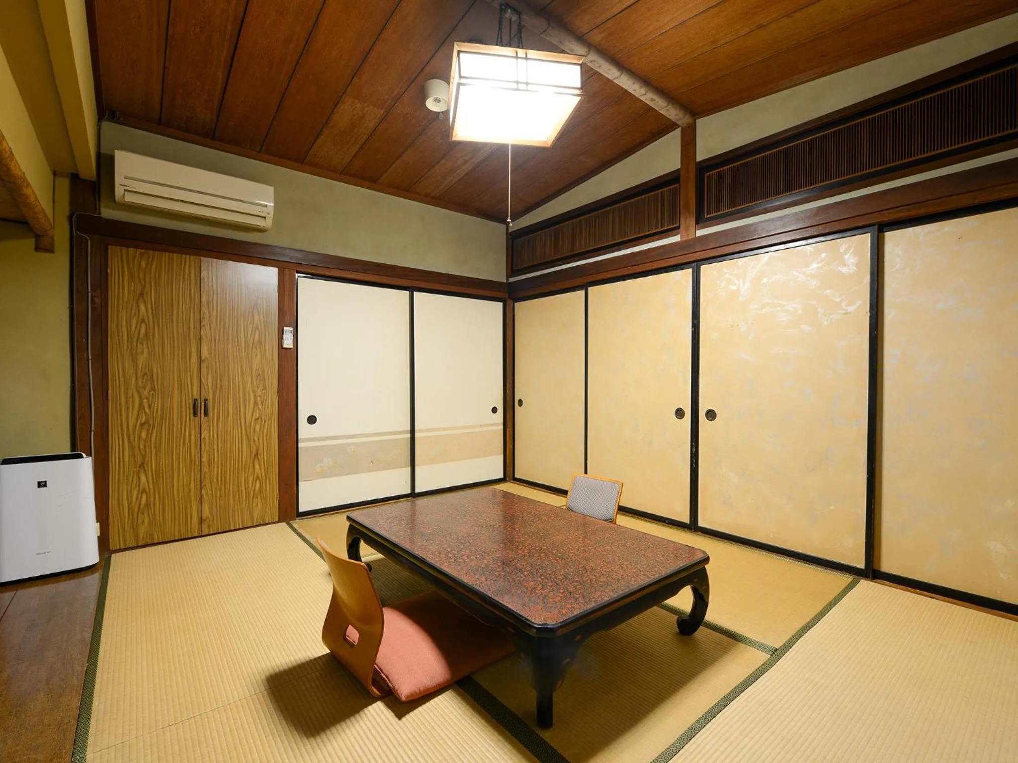 Photo of the whole room in Shokinkan