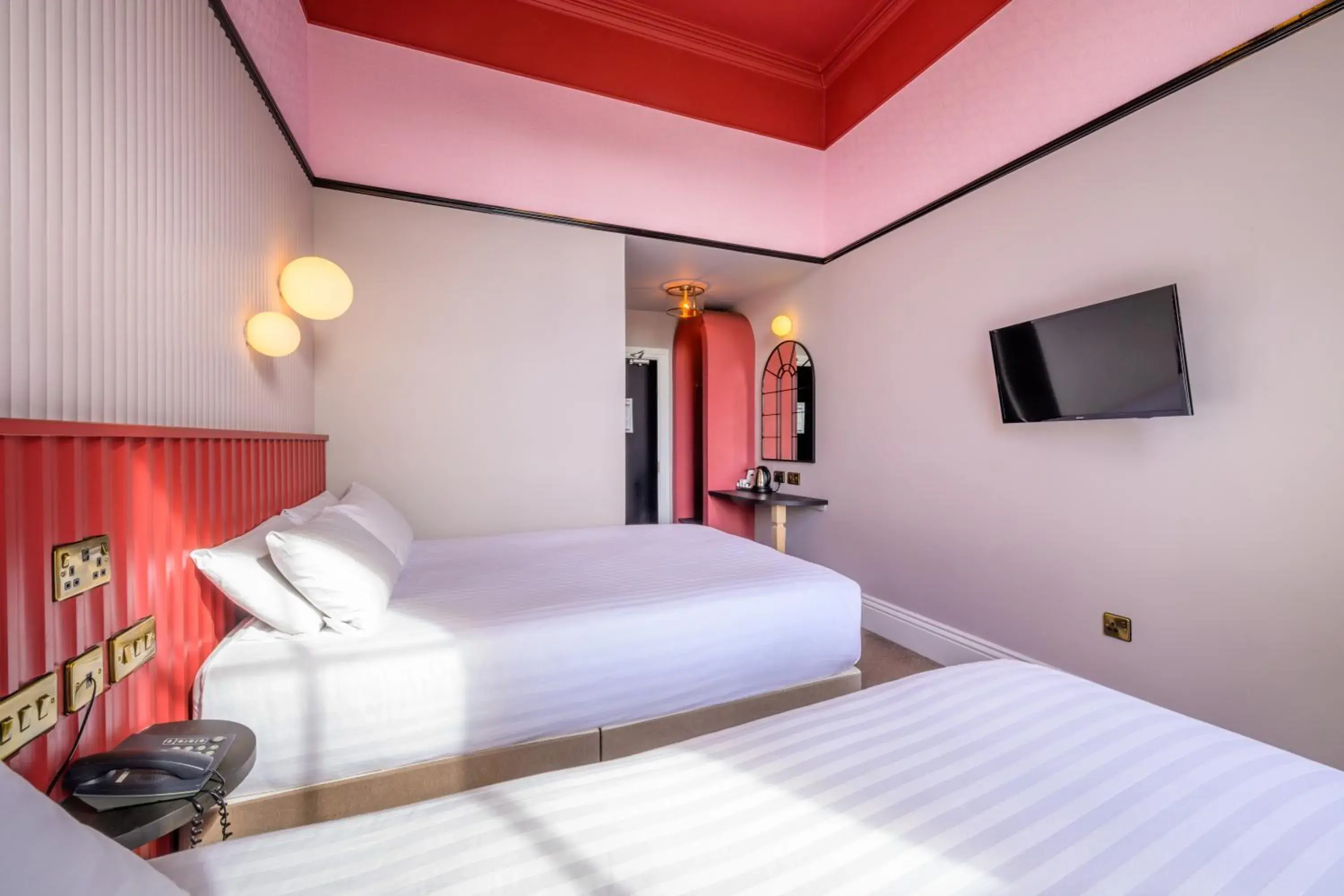 TV and multimedia, Bed in Hotel St George by Nina TV and multimedia, Bed in Hotel St George by Nina