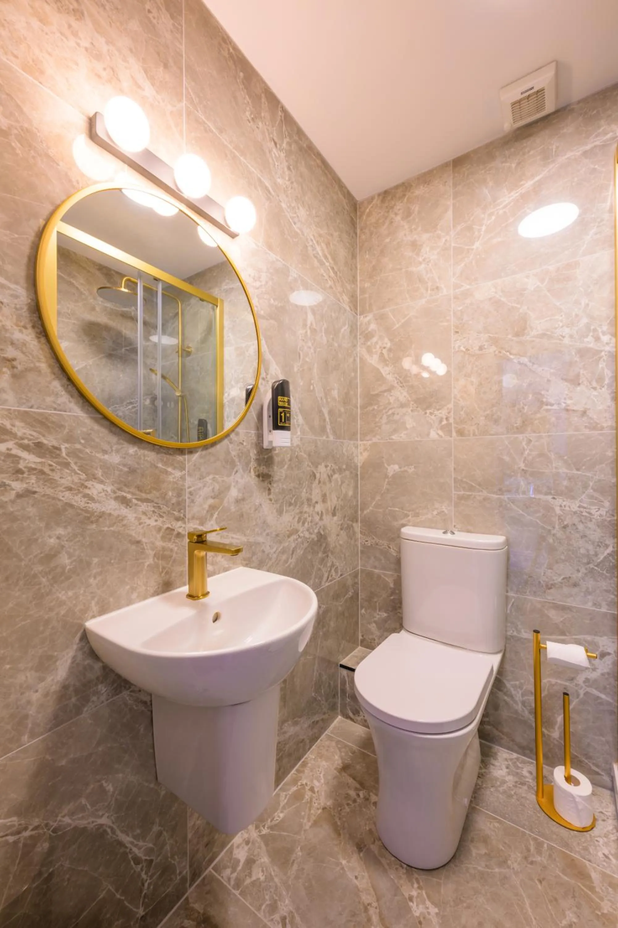 Bathroom in Hotel St George by Nina