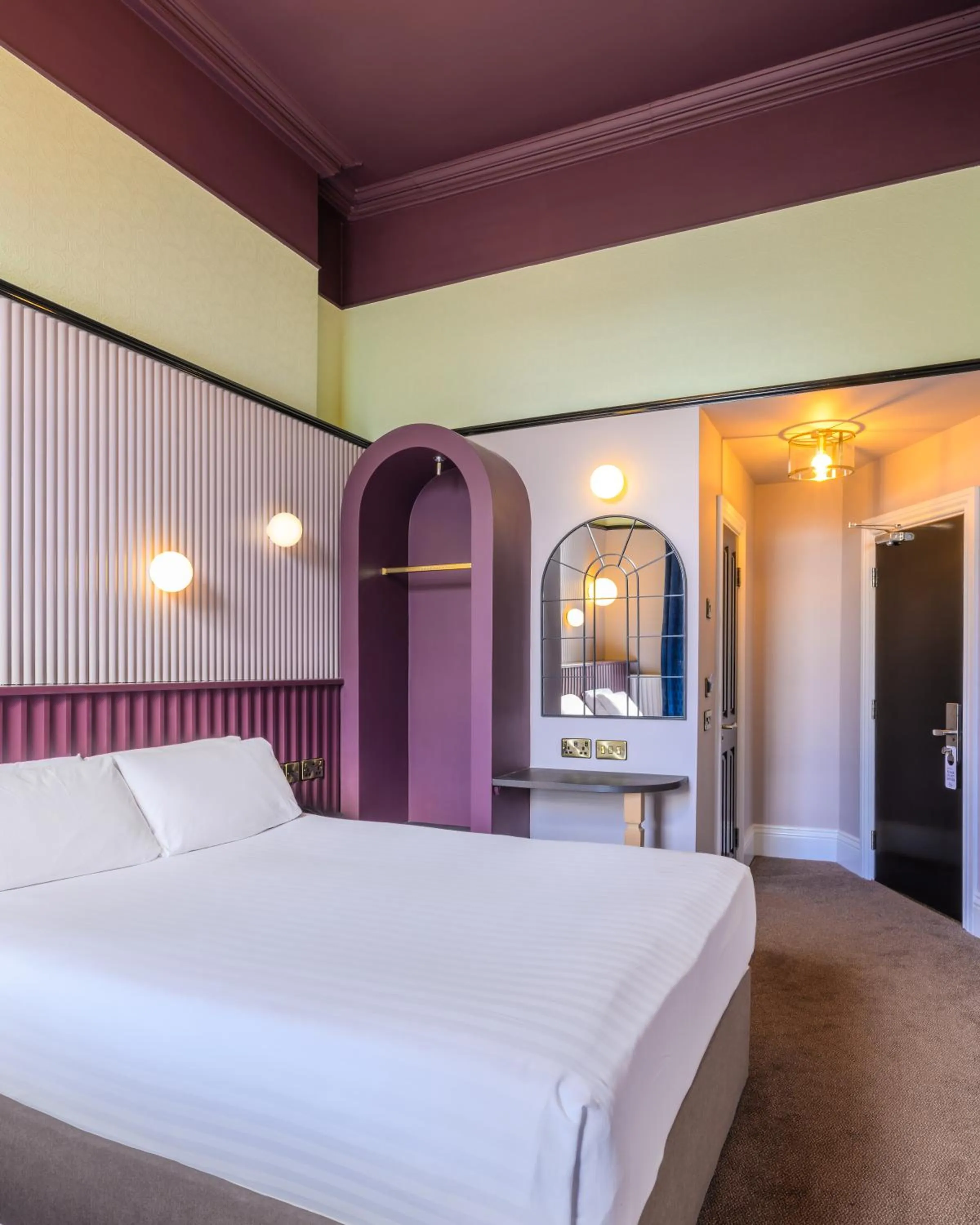 Photo of the whole room, Bed in Hotel St George by Nina