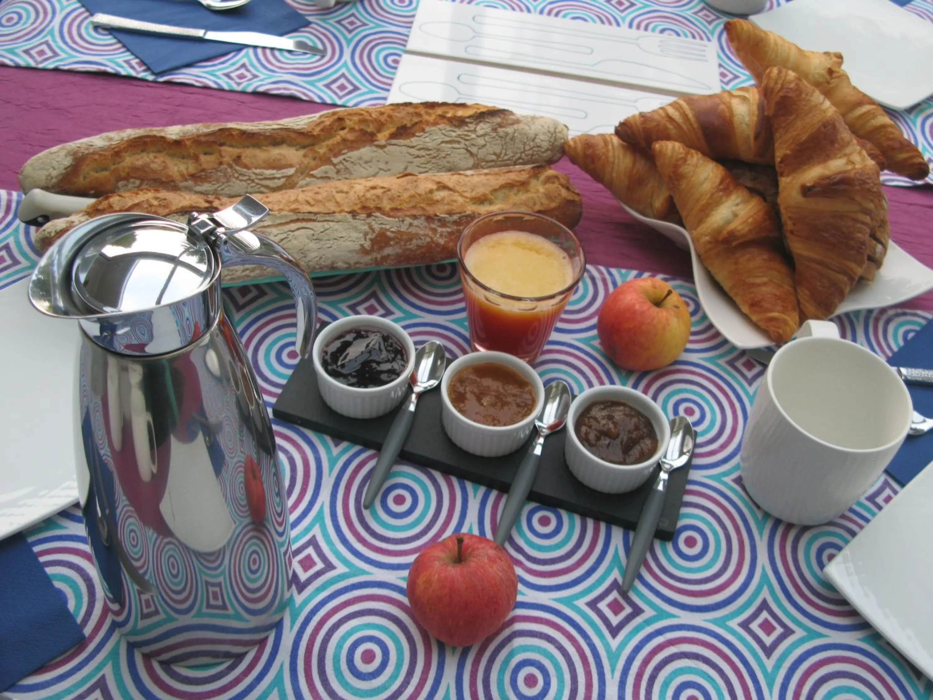 Continental breakfast in Les Chambres de l'Ile
