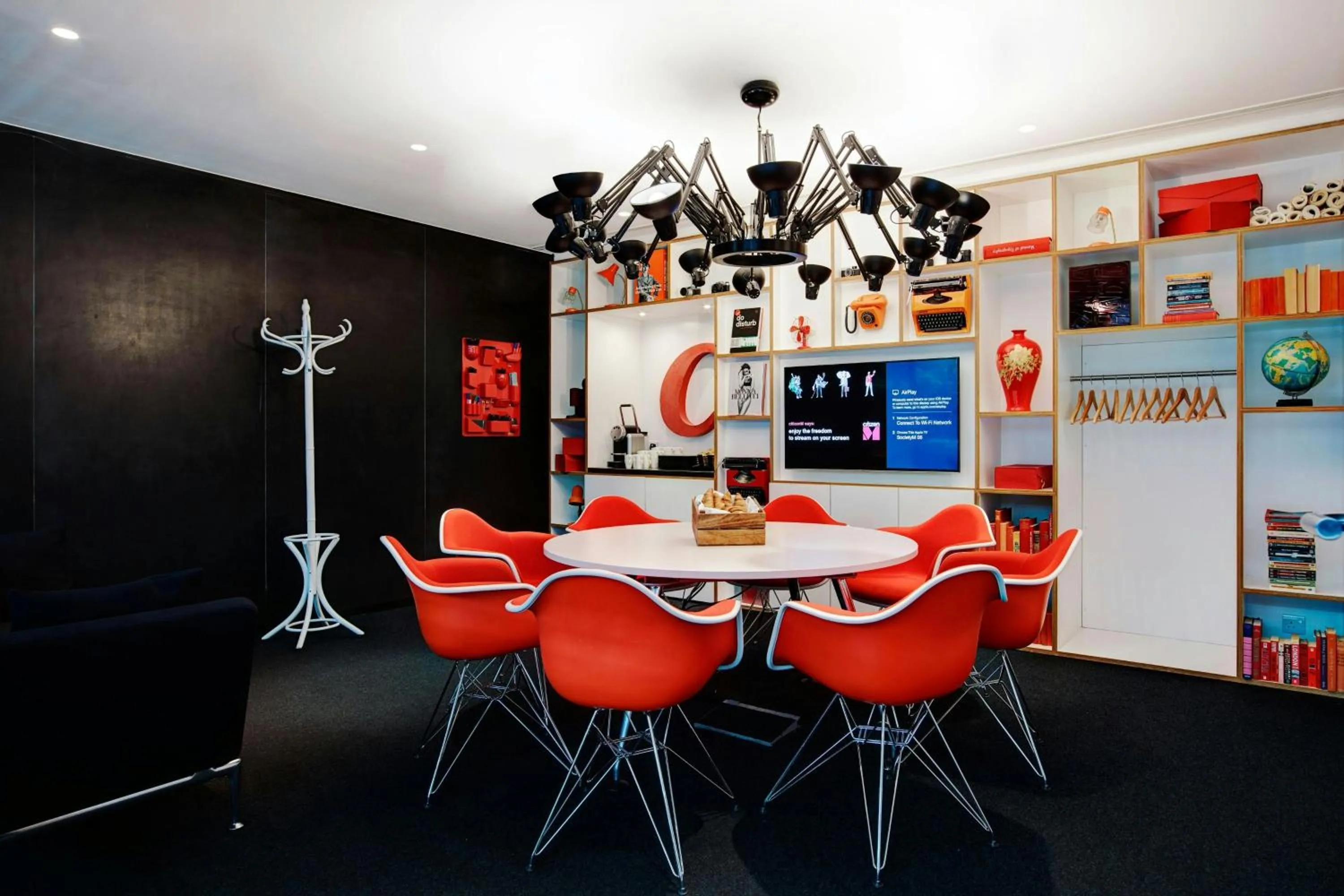 Meeting/conference room in citizenM London Bankside