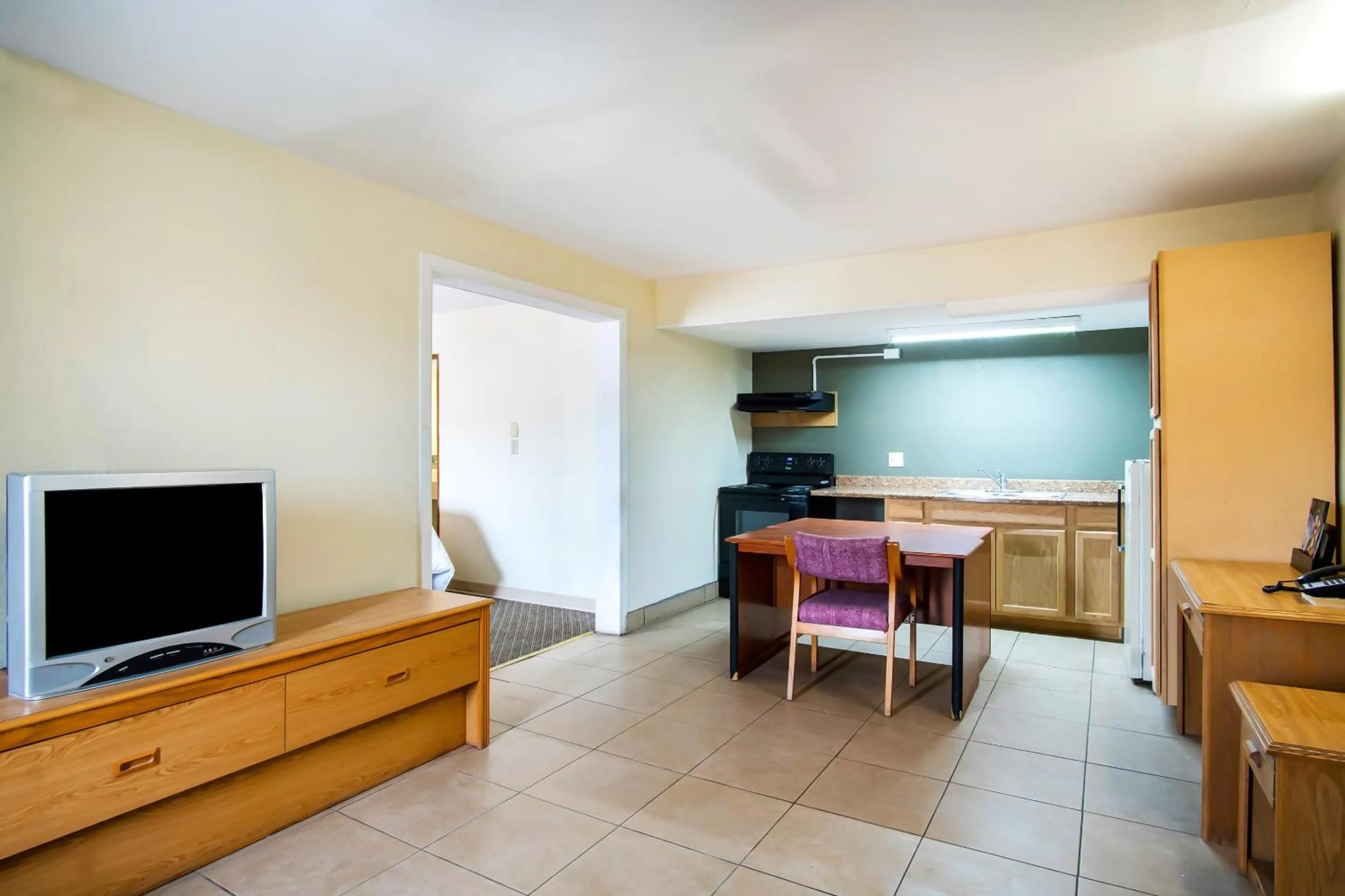 Bedroom in OYO Hotel Hutchinson West 4th Ave