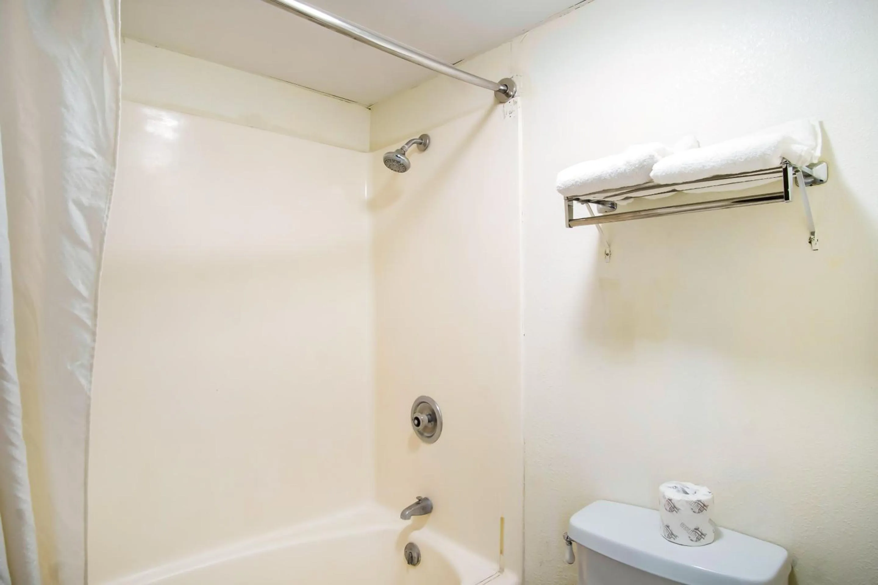 Bathroom in OYO Hotel Hutchinson West 4th Ave