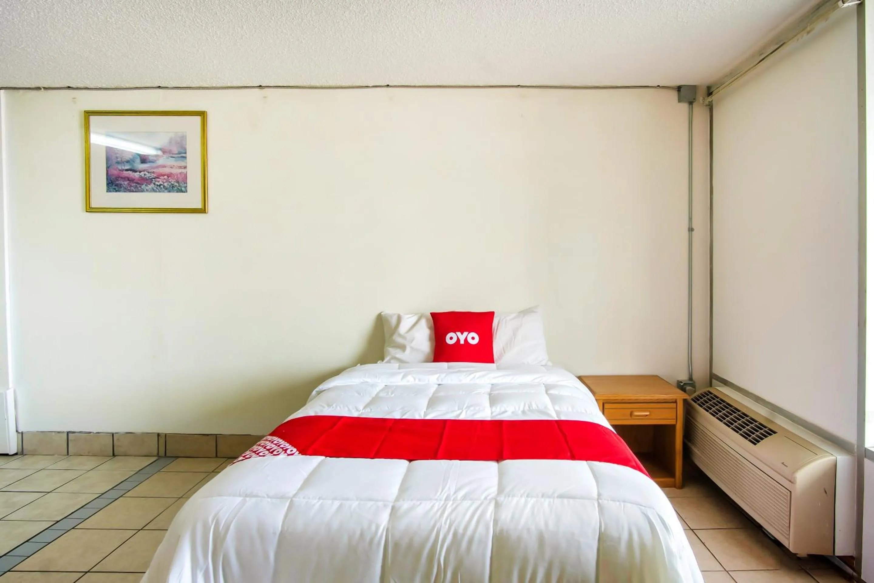 Bedroom, Bed in OYO Hotel Hutchinson West 4th Ave