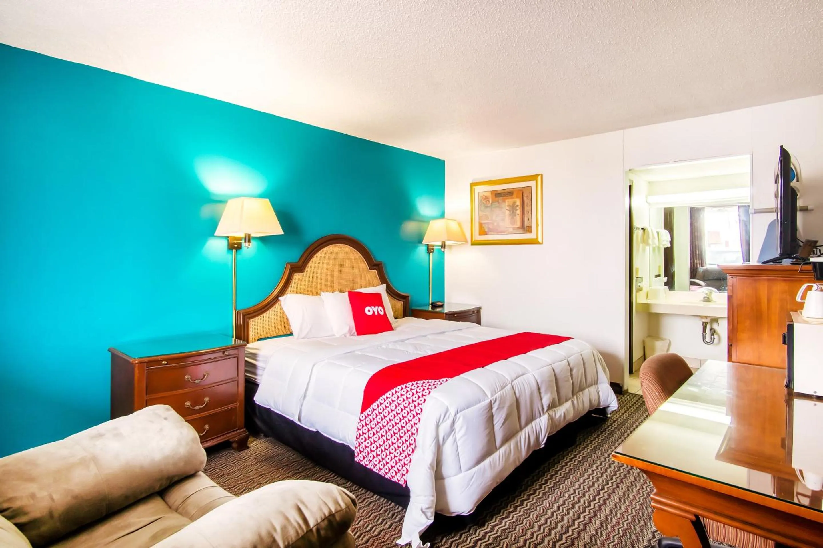 Bedroom, Bed in OYO Hotel Hutchinson West 4th Ave