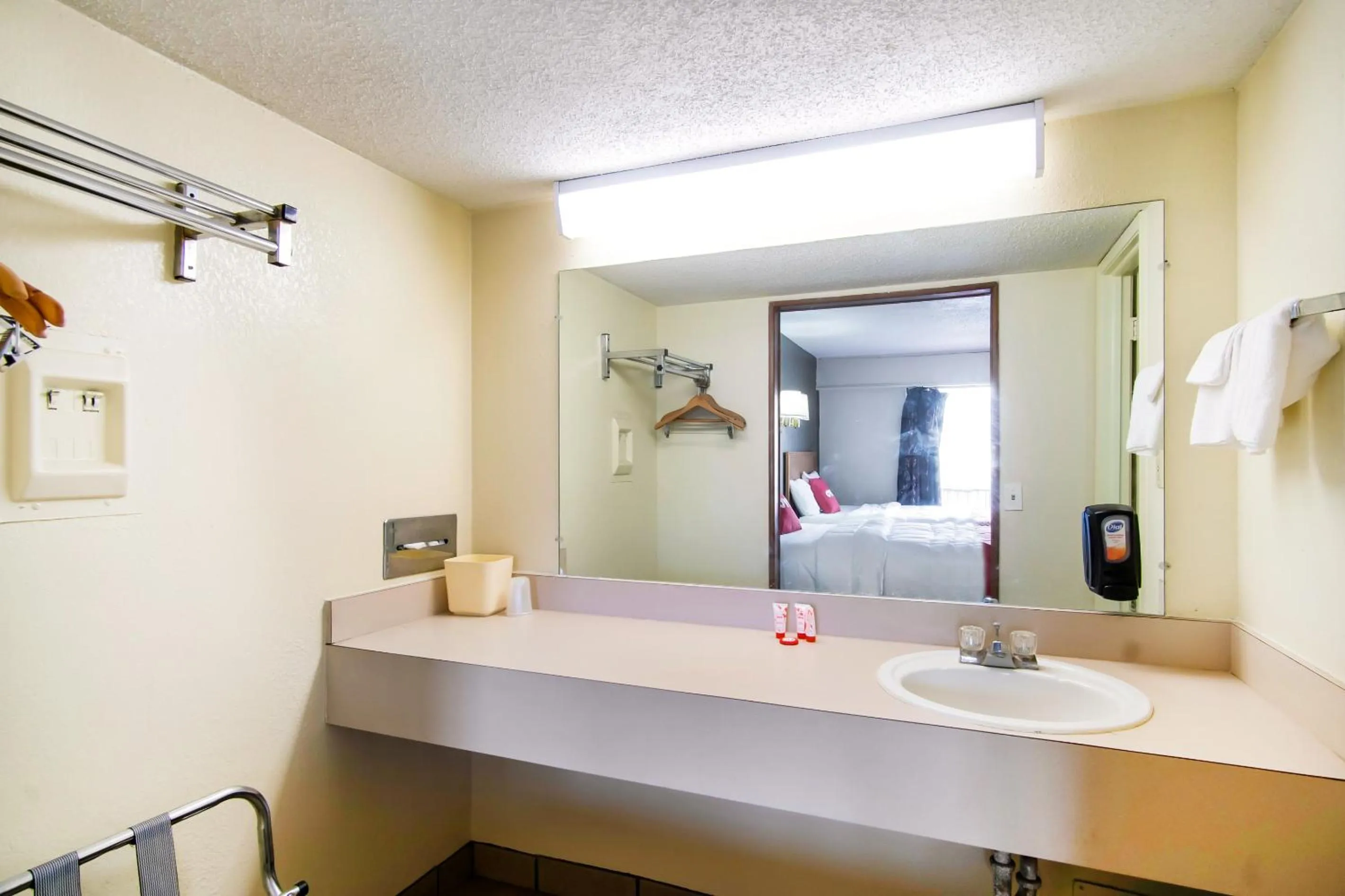 Bathroom in OYO Hotel Hutchinson West 4th Ave