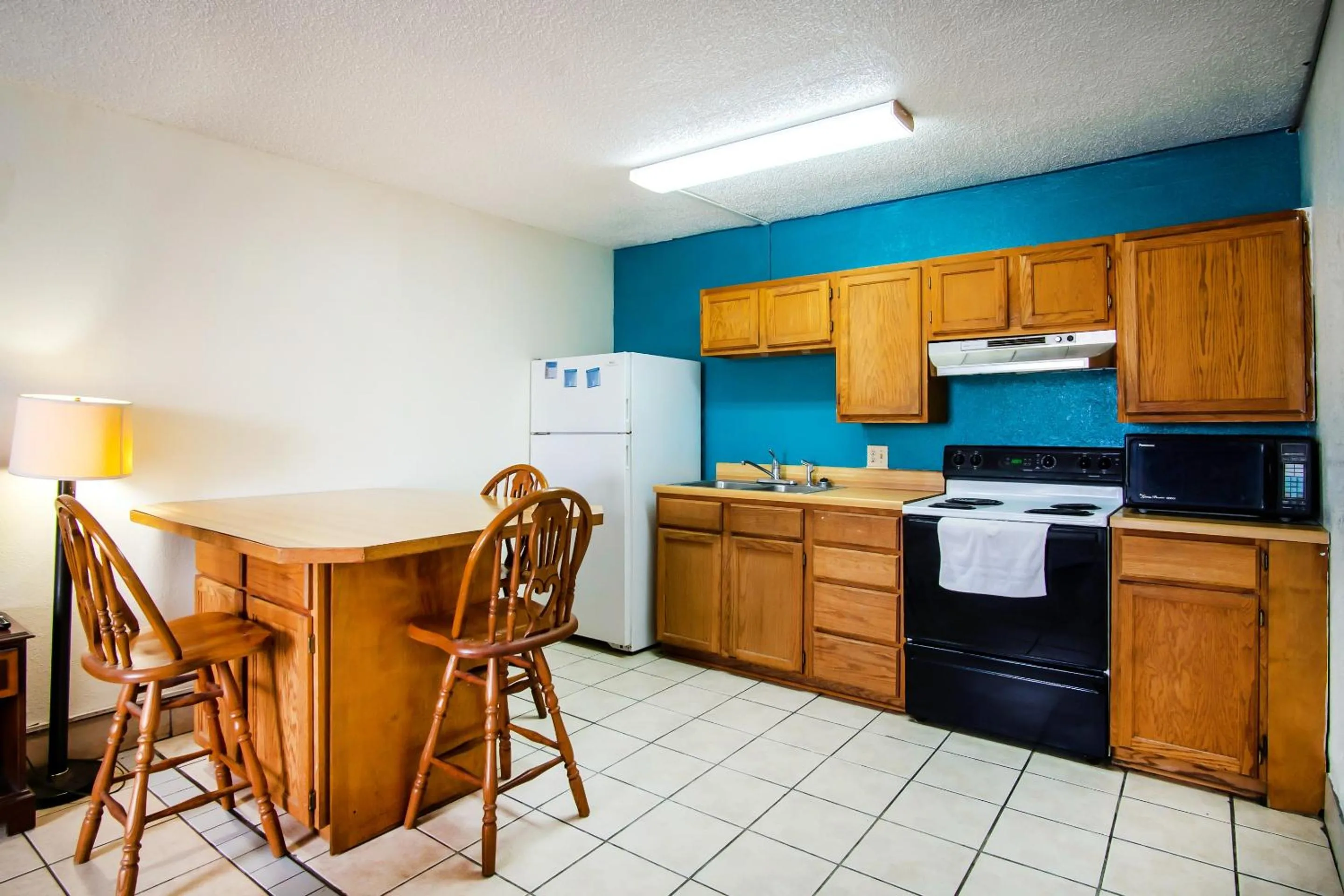 Kitchen or kitchenette in OYO Hotel Hutchinson West 4th Ave