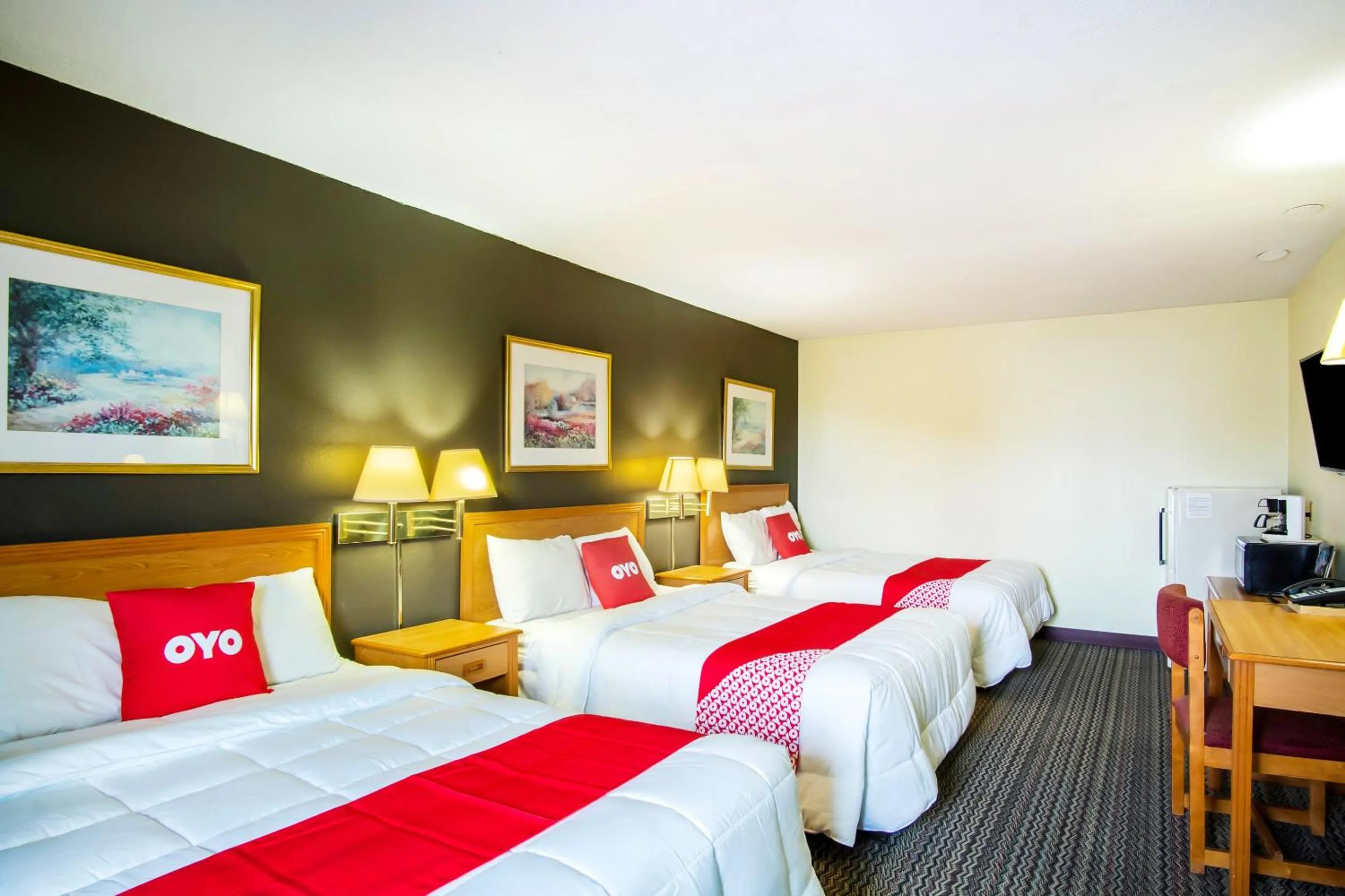 Bedroom, Bed in OYO Hotel Hutchinson West 4th Ave