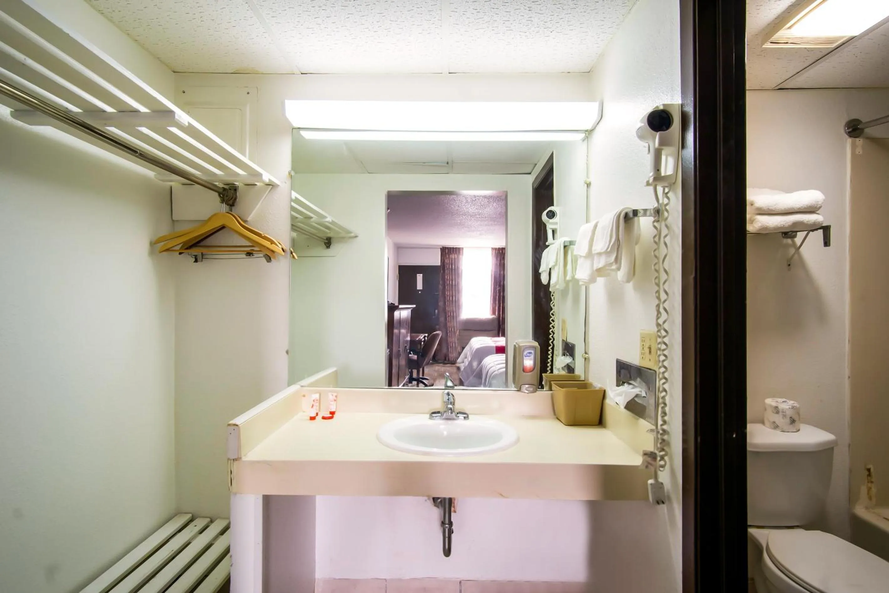 Bathroom in OYO Hotel Hutchinson West 4th Ave
