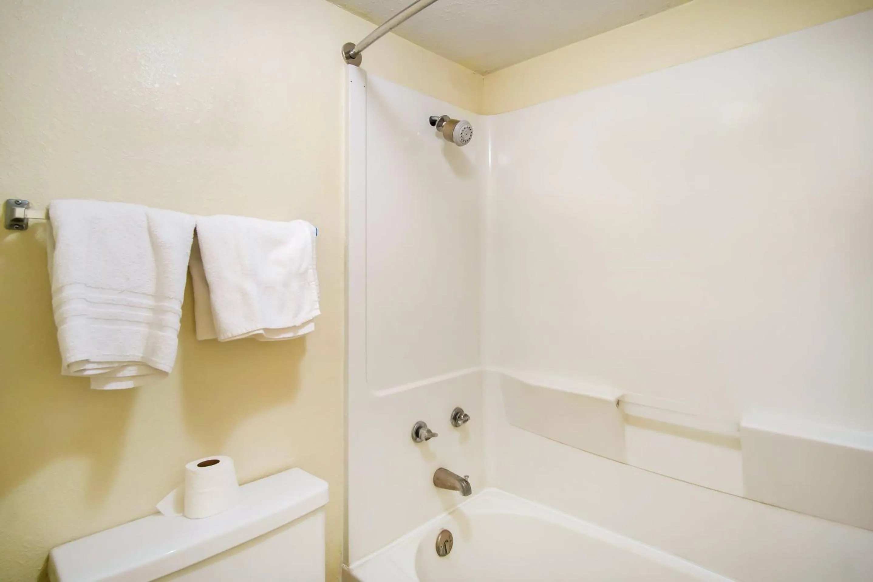 Bathroom in OYO Hotel Hutchinson West 4th Ave